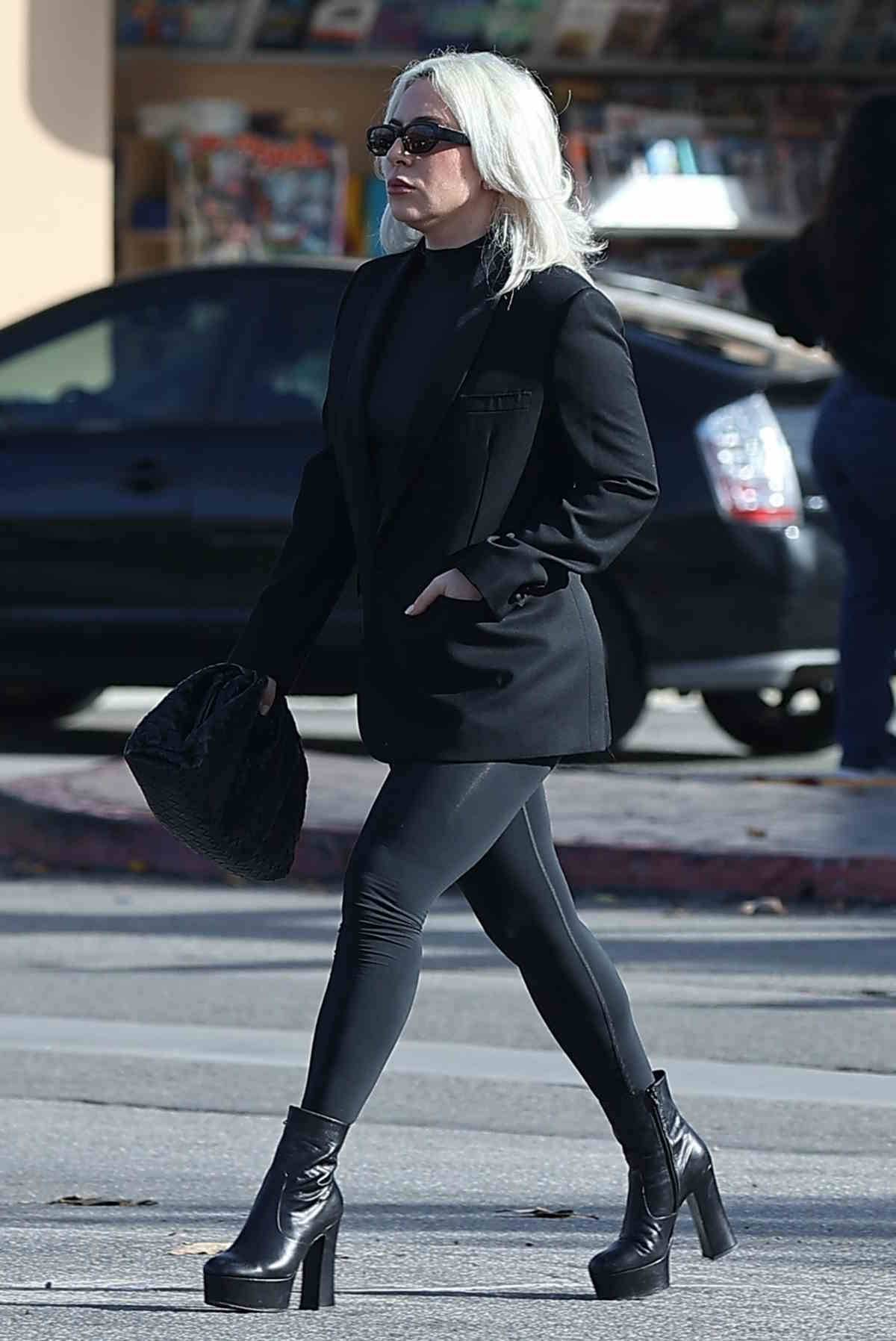 Lady Gaga w legginsach i botkach na platformie.