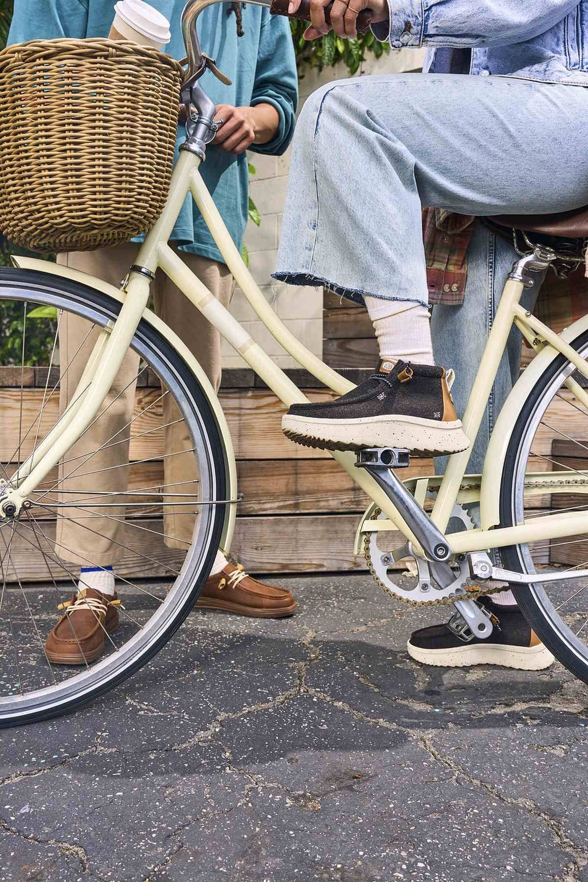 Lekkie buty marki Heydude na jesień i zimę. Chłodne miesiące często kojarzą się z masywnymi, ciężkimi butami. Heydude udowodnia, że modele na jesień i zimę mogą być i ciepłe, i lekkie.