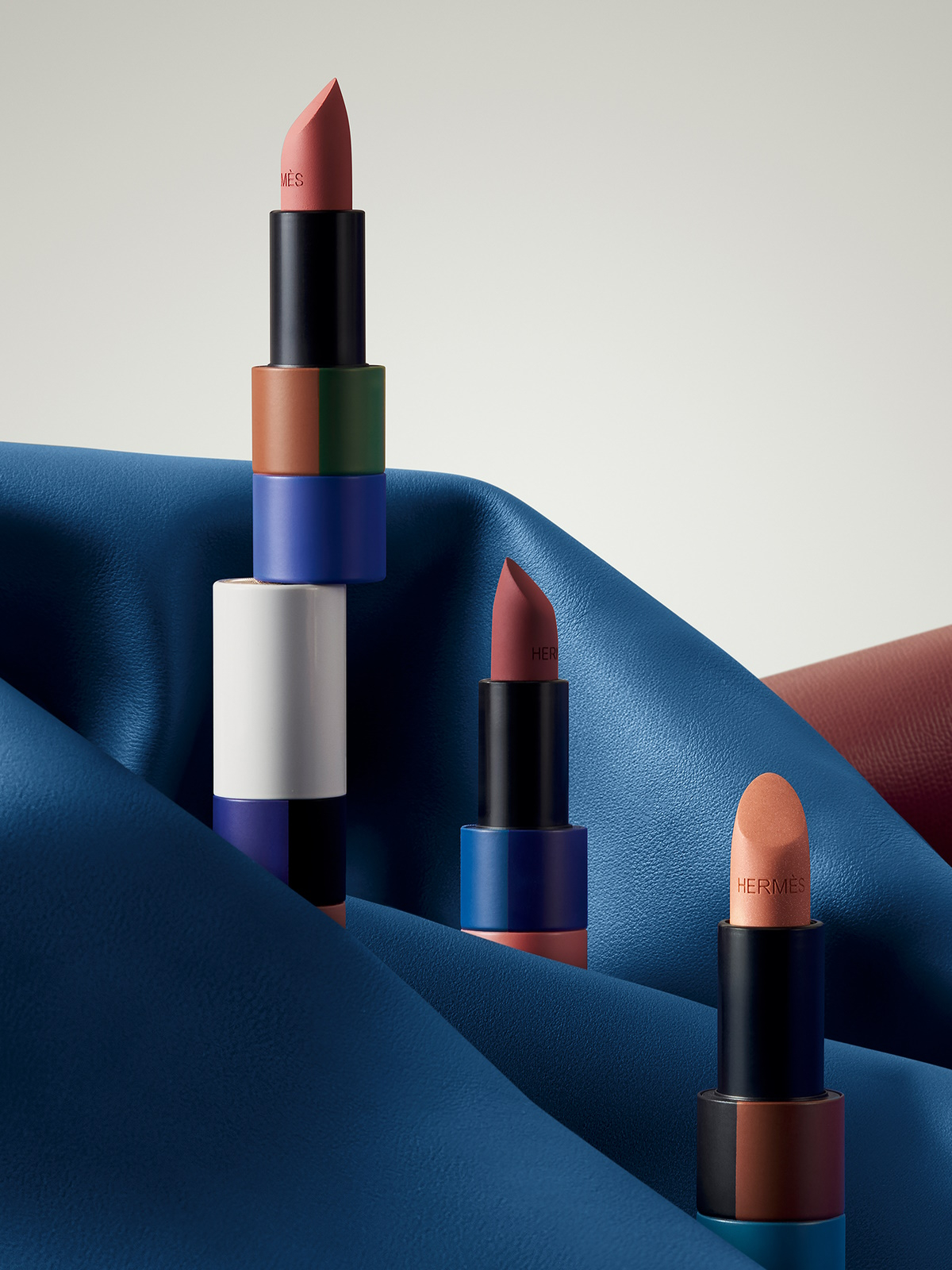 Hermès Beauty przedstawia edycję limitowaną makijażu, w której znalazły się pomadka Rouge Hermès, cienie Ombres d’Hermès i lakiery Les Mains.