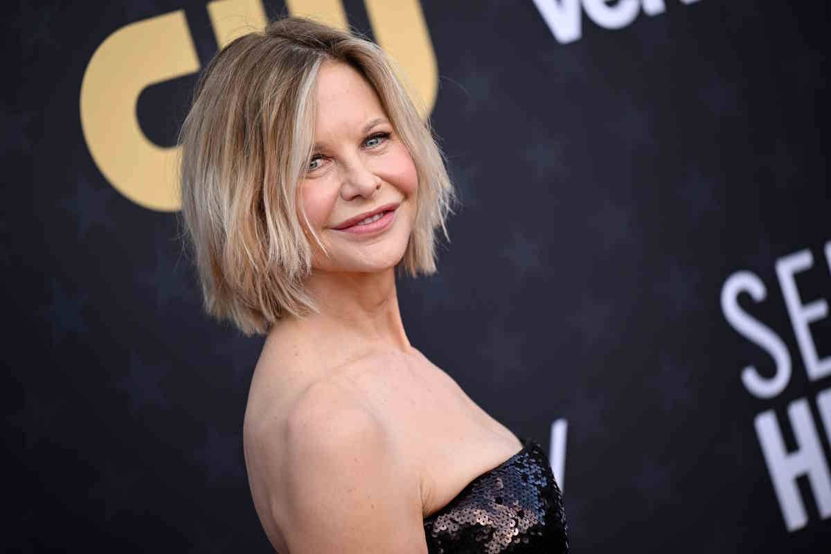 Meg Ryan na gali Critics’ Choice Awards 2024. Aktorki Meg Ryan i Julianne Moore na galę Critics Choice Awards 2024 wybrały kreacje o takim samym fasonie: sukienki z odsłoniętymi ramionami.