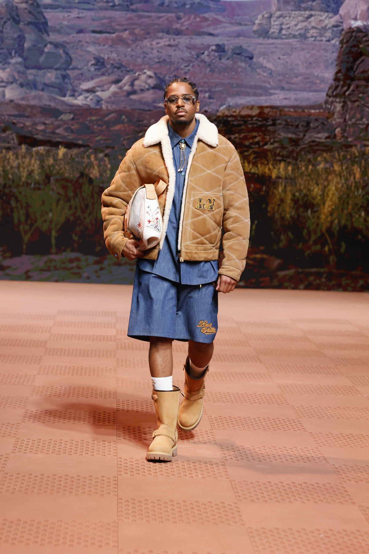 Męska kolekcja Louis Vuitton na sezon jesień-zima 2024. Pharrell Williams projektując męską kolekcję Louis Vuitton na sezon jesień-zima 2024 inspirował się Dzikim Zachodem.