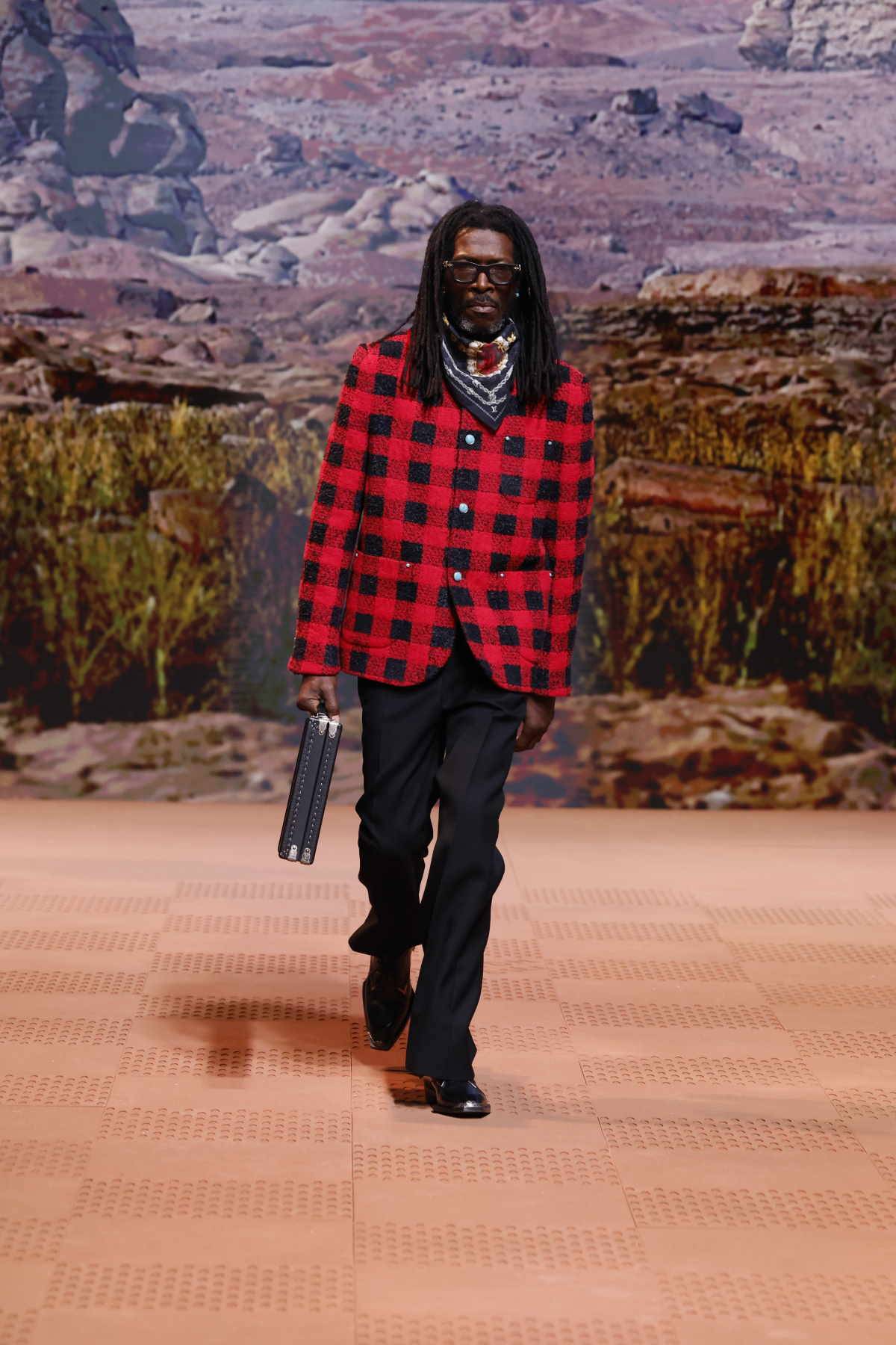Męska kolekcja Louis Vuitton na sezon jesień-zima 2024. Pharrell Williams projektując męską kolekcję Louis Vuitton na sezon jesień-zima 2024 inspirował się Dzikim Zachodem.