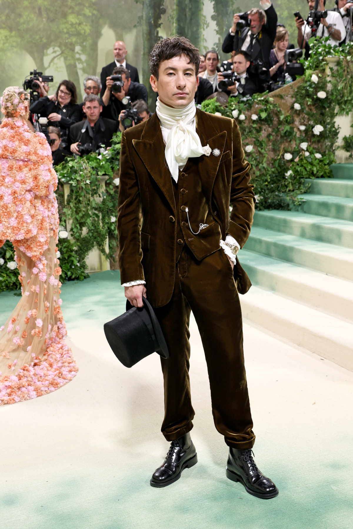 MET Gala 2024: Gwiazdy z zegarkami Omega. Barry Keoghan jako Szalony Kapelusznik z trzema zegarkami Omega.