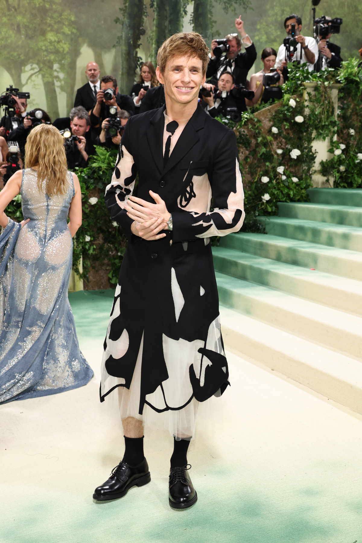 MET Gala 2024: Gwiazdy z zegarkami Omega. Eddie Redmayne zaakcentował długą marynarkę modelem Omega Seamaster Aqua Terra.