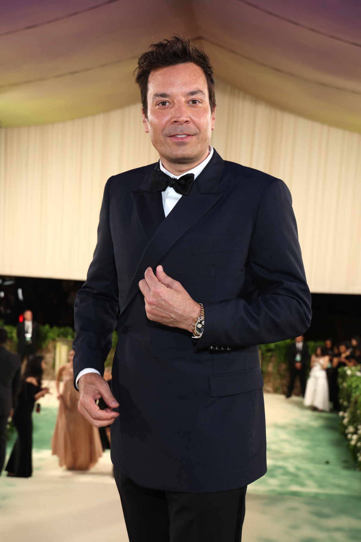 MET Gala 2024: Gwiazdy z zegarkami Omega. Jimmy Fallon stylizuje klasyczny model Omega Speedmaster.