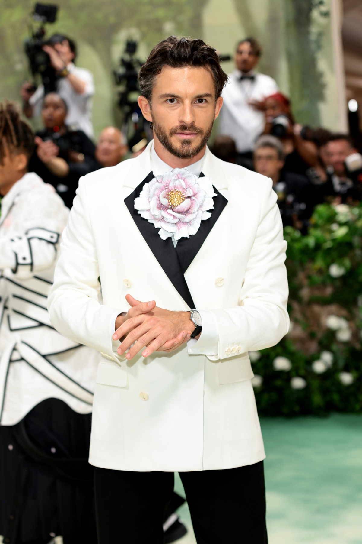 MET Gala 2024: Gwiazdy z zegarkami Omega. Jonathan Bailey wybrał model Omega De Ville Trésor.