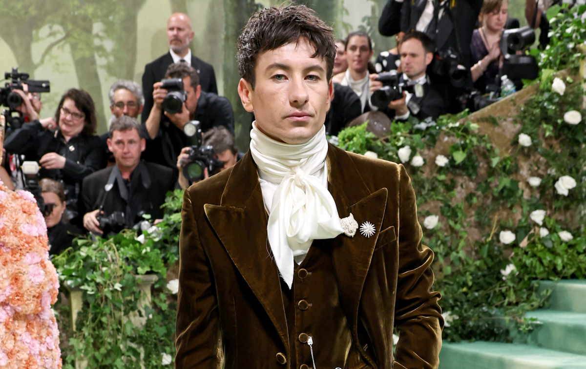 MET Gala 2024: Gwiazdy z zegarkami Omega. Barry Keoghan jako Szalony Kapelusznik z trzema zegarkami Omega.