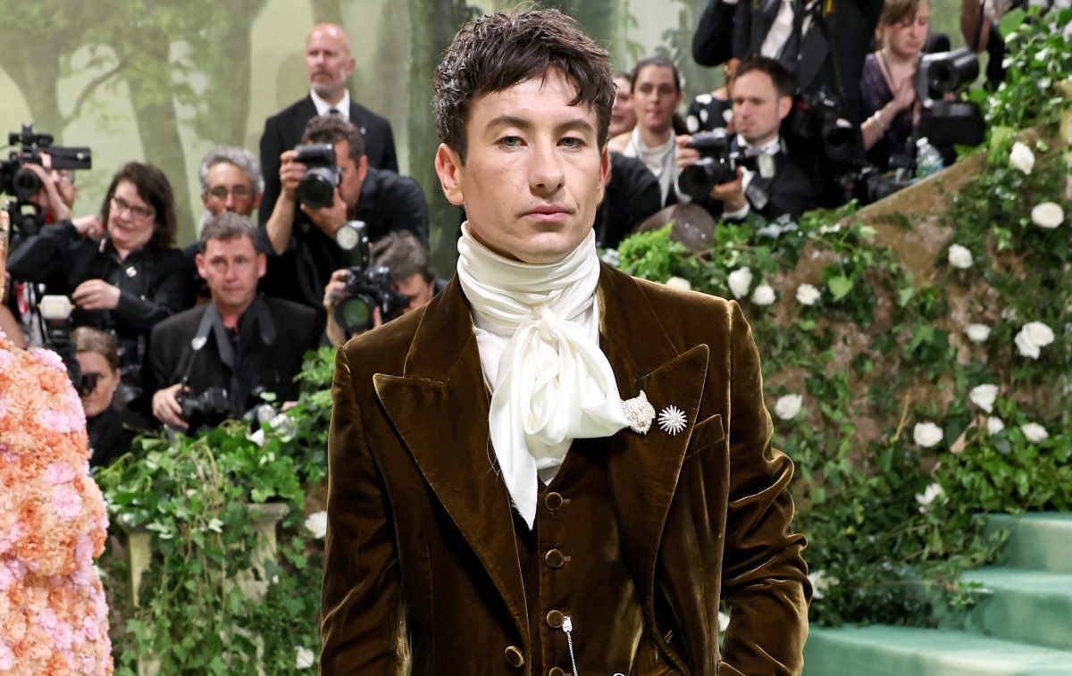 MET Gala 2024: Gwiazdy z zegarkami Omega. Barry Keoghan jako Szalony Kapelusznik z trzema zegarkami Omega. 