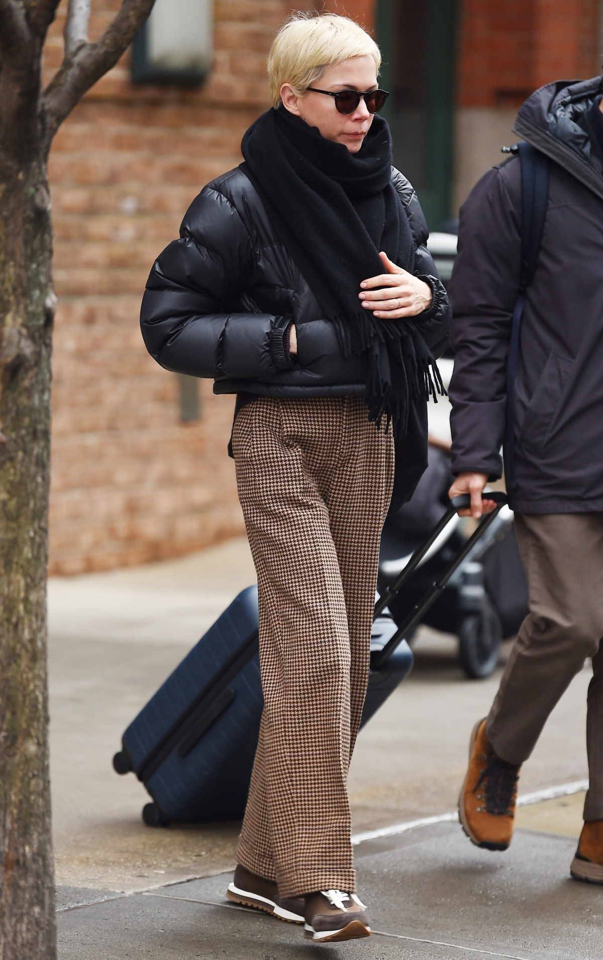 Michelle Williams w modnych spodniach z wysokim stanem. Ostatni miejski look Michelle Williams – spodnie z wysokim stanem i brązowe sneakersy – jest niczym podsumowanie najgorętszych trendów na wiosnę 2024.