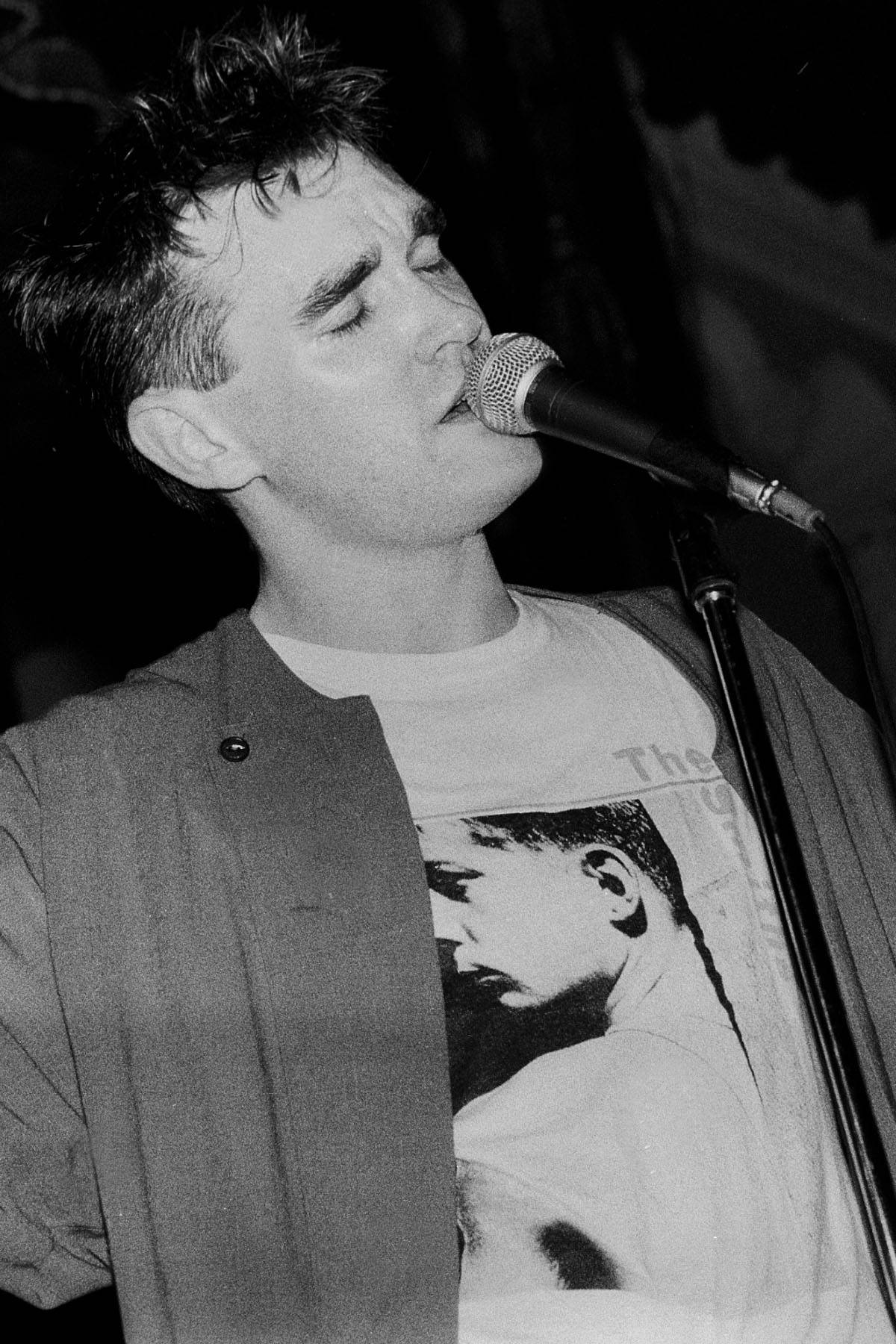 Morrissey podczas koncertu w 1985 roku (Fot. Getty Images)