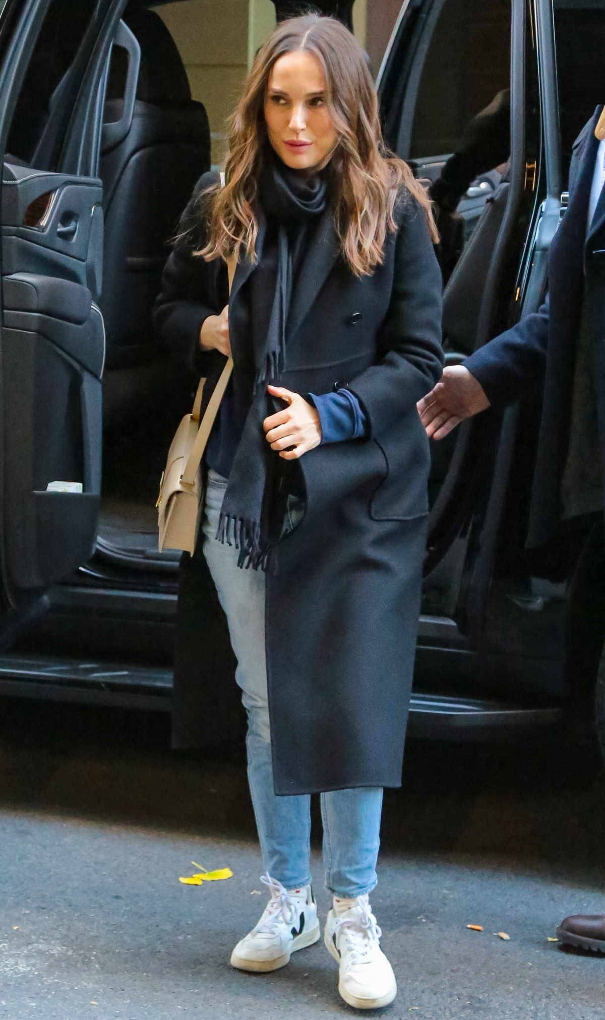 Natalie Portman w skinny jeans i sneakersach marki Veja. Natalie Portman w skinny jeans potwierdza powrót trendu na rurki. Do wąskich spodni nosi sneakersy marki Veja.