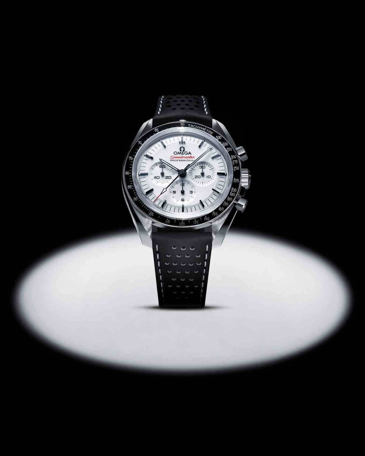 Nowy model kultowego zegarka Omega Moonwatch Speedmaster. Po prototypie ALASKA I, który nosili uczestnicy misji Apollo 13, przyszła kolej na zegarek Jamesa Bonda gotowy na najtrudniejszą misję, nawet księżycową.