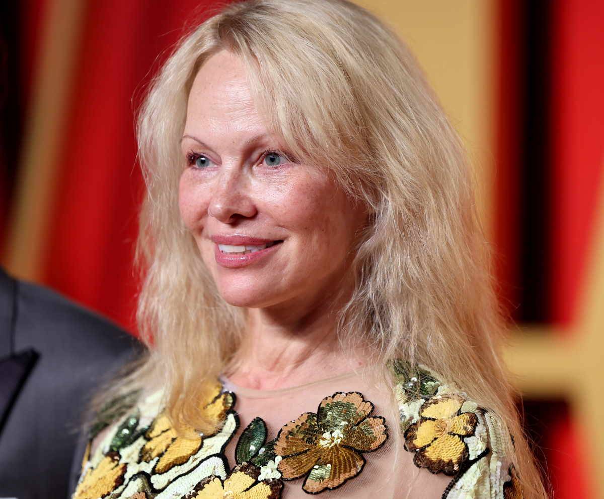 Oscary 2024: Dojrzała ikona stylu Pamela Anderson na gali Vanity Fair w make-up no make-up.