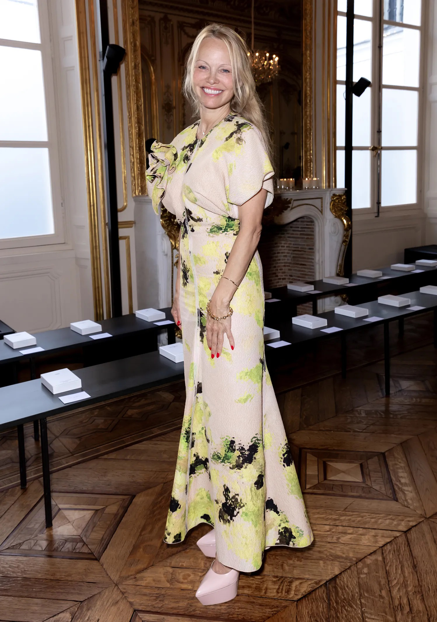 Pamela Anderson podczas tygodnia mody w Paryżu / (Fot. Getty Images)