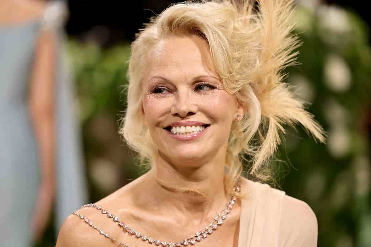 Pamela Anderson świętuje 57. urodziny, promieniejąc szczęściem. Podzieliła się na Instagramie zdjęciami bez makijażu, na których z uśmiechem sadzi rośliny.