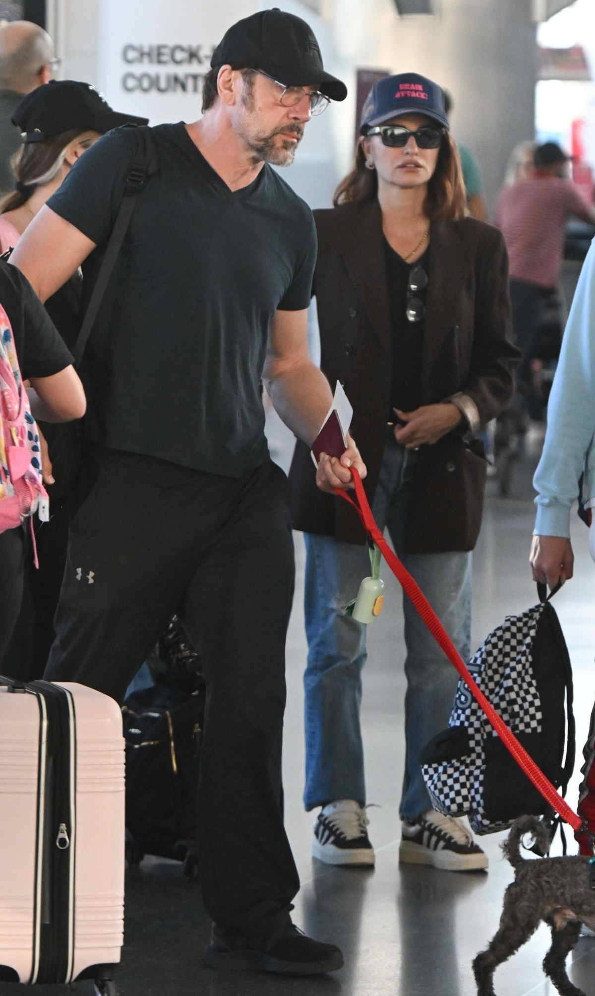 Penélope Cruz i Javier Bardem w casualowych stylizacjach.