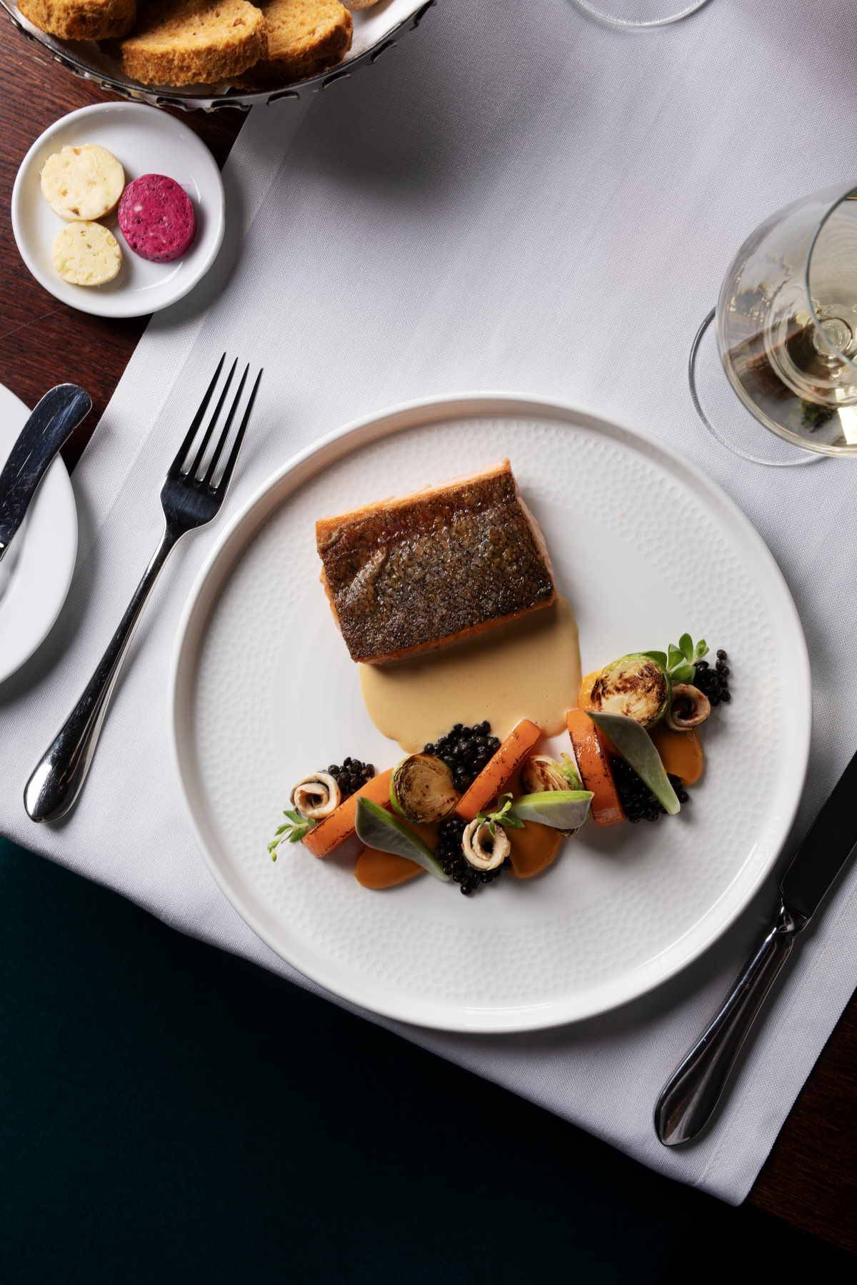 Restauracja Grand Blue w hotelu Sofitel Grand prezentuje nowe menu pod wodzą Tomasza Iwańca i zaprasza na kolację komentowaną.