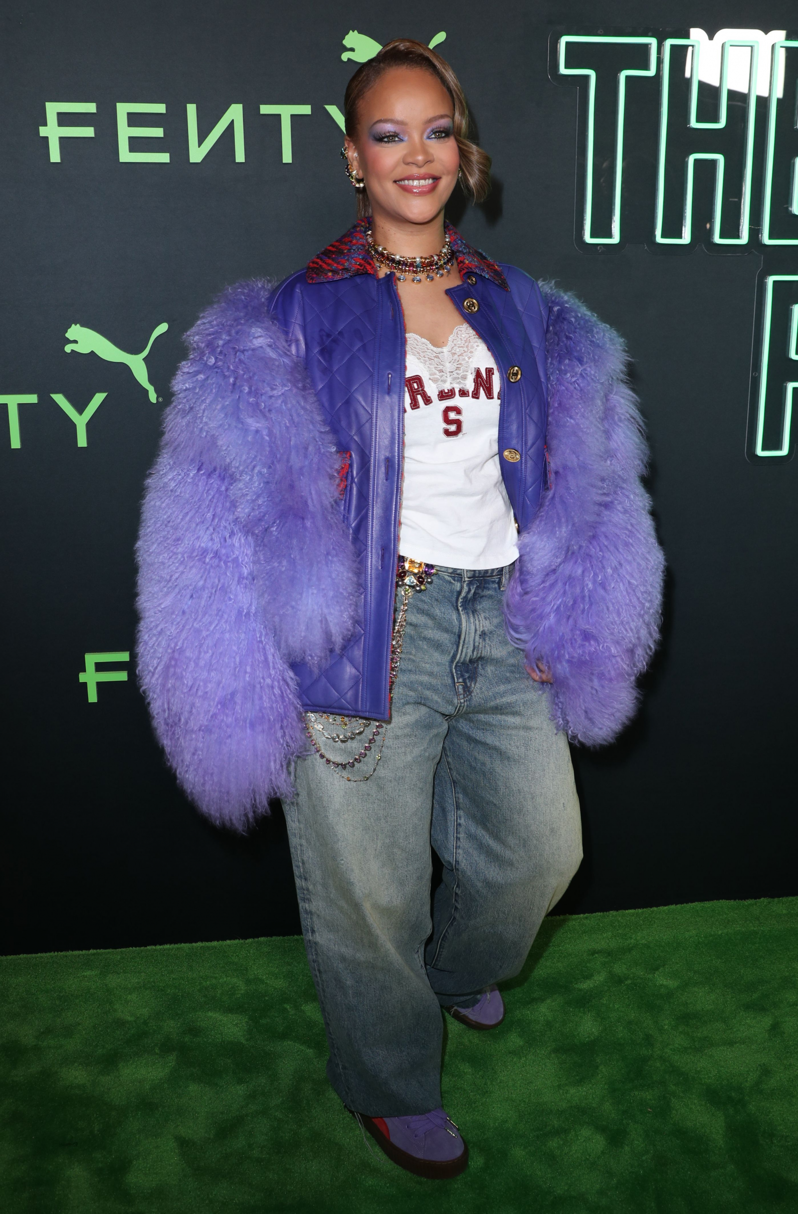 Rihanna w stylizacji z fioletowym futrem i sneakersami Fenty x Puma / (Fot. Matt Baron/BEI/Shutterstock / East News)