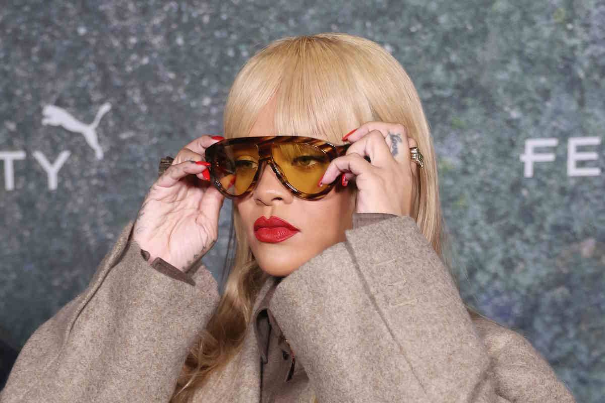 Rihanna zachwyca w grzywce i okularach przeciwsłonecznych w stylu retro.