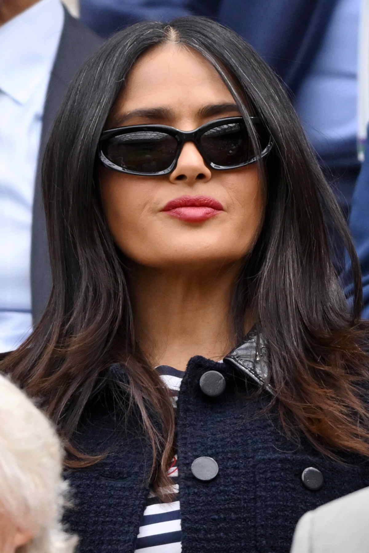 Meksykańska gwiazda Salma Hayek lansuje pozostawianie siwych włosów na widoku. Aktorka zachwyca naturalnie siwymi włosami na ciemnej bazie, stosując grey blending.