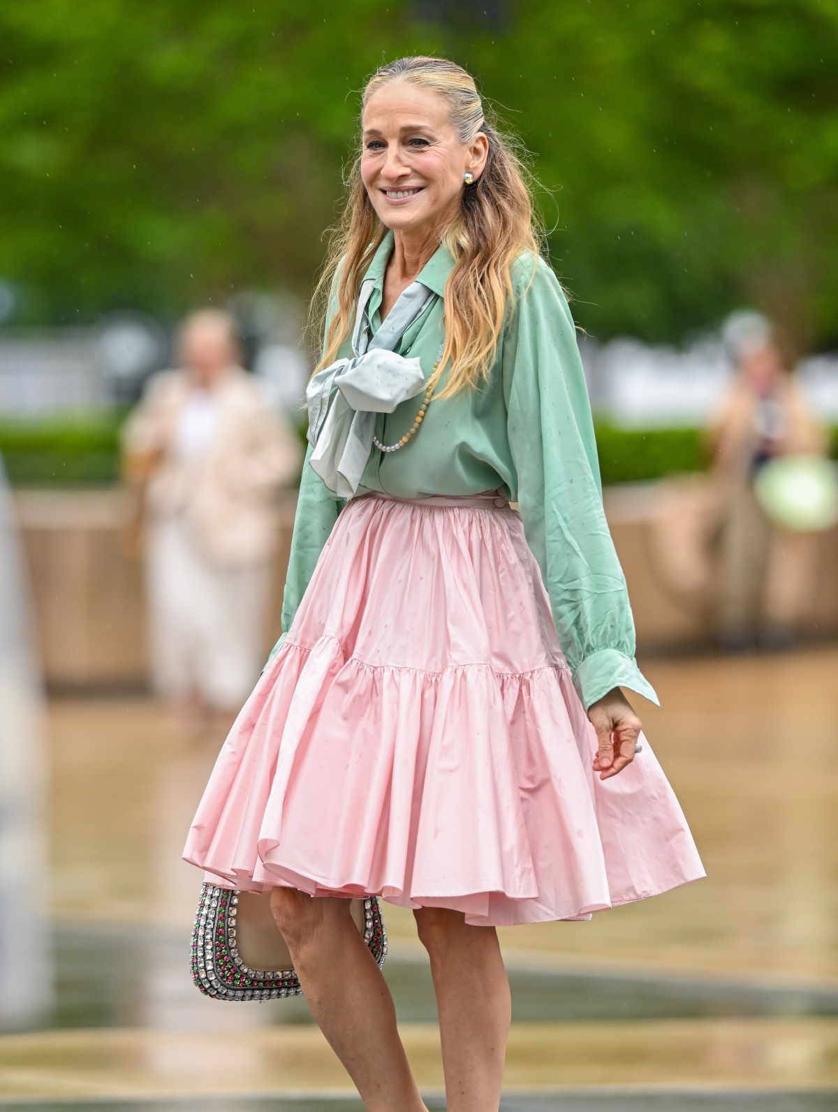 Sarah Jessica Parker na pierwszym zdjęciu z planu 3. sezonu serialu I tak po prostu. Spódniczka a la tutu i czółenka w pastelowych odcieniach.