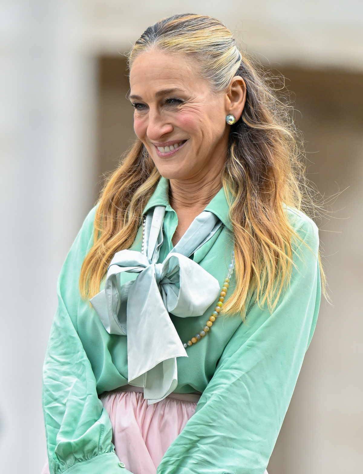 Looki Carrie Bradshaw z serialu „Seks w wielkim mieście” przeszły do historii. Miłośniczki stylu Carrie Bradshaw zachwyci pastelowy look Sarah Jessiki Parker na planie „I tak po prostu…”.. Pasemka w jodełkę jako sposób na siwe włosy.
