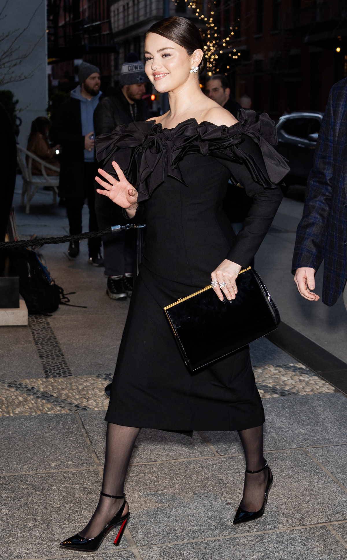 Selena Gomez w czarnej, dopasowanej sukience odsłaniającej ramiona. Sukienka marki Oscar de la Renta z modnym hiszpańskim dekoltem.