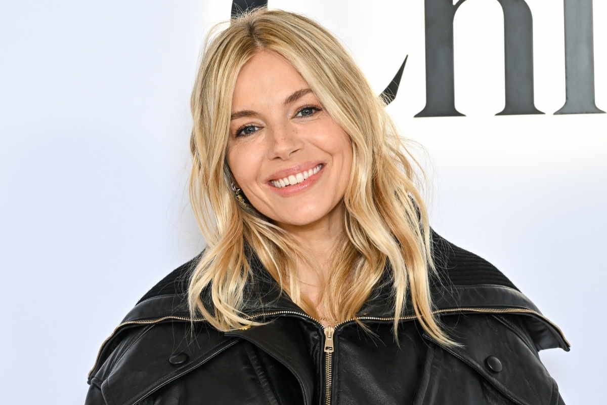 Sienna Miller już nosi najmodniejsze buty na koturnie 2024 roku. Ikona stylu Sienna Miller na pierwsze wyjście po urodzeniu córki wybiera wiralowe buty na ekstremalnym koturnie, które będą przebojem lata 2024.