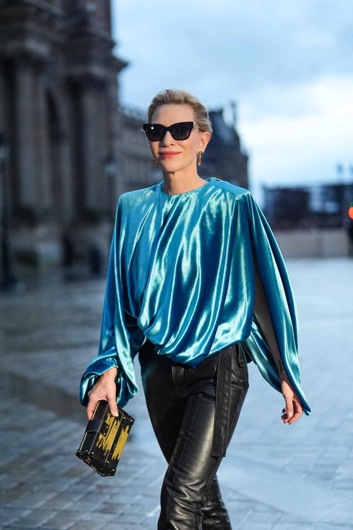 Stylizacja Cate Blanchett na pokazie Louis Vuitton na sezon jesień-zima 2024-20245. Buzka jest przerobioną kreacją z Oscarów 2023. 