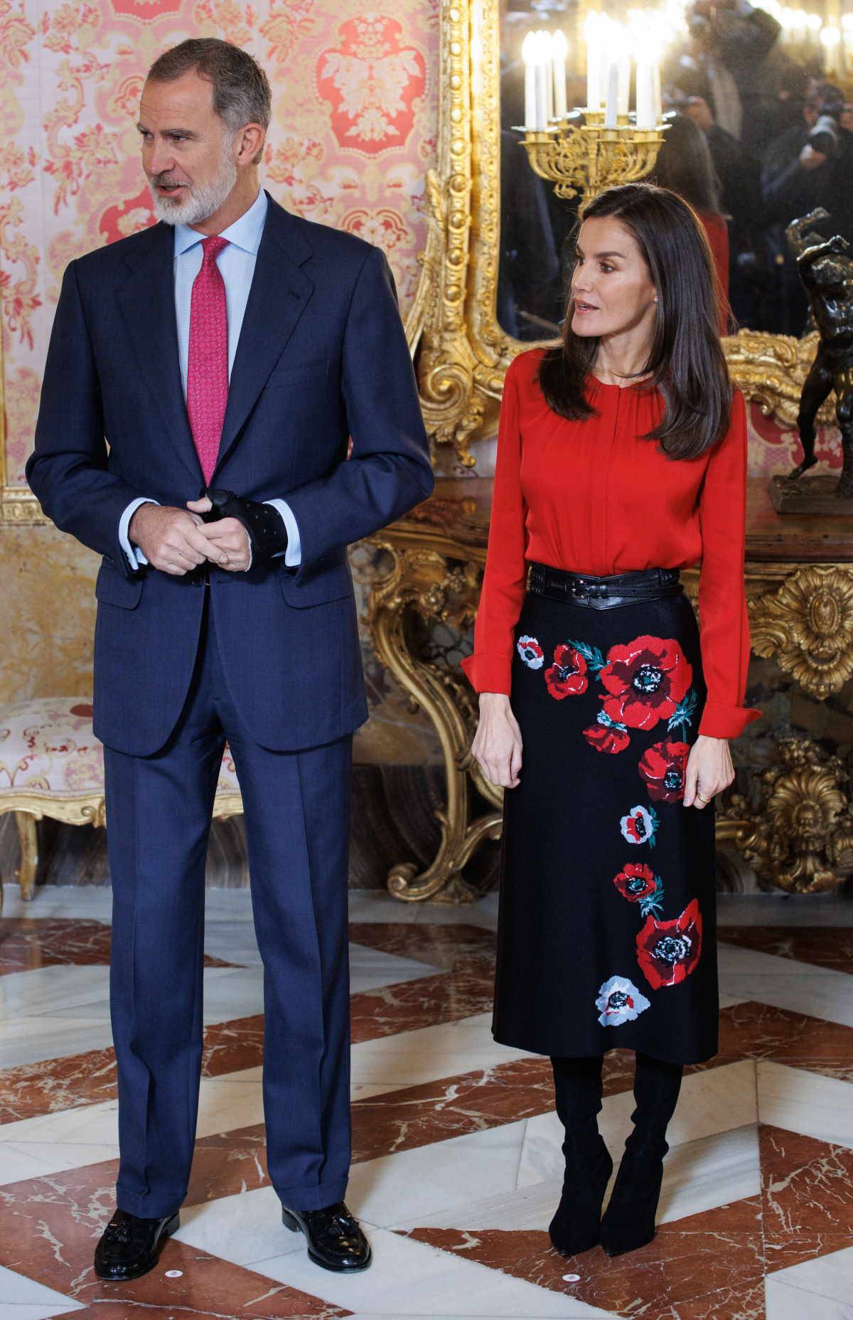 Stylizacja królowej Letycji kozaki zamszowe, czerwona bluzka i spódnica w kwiaty. 