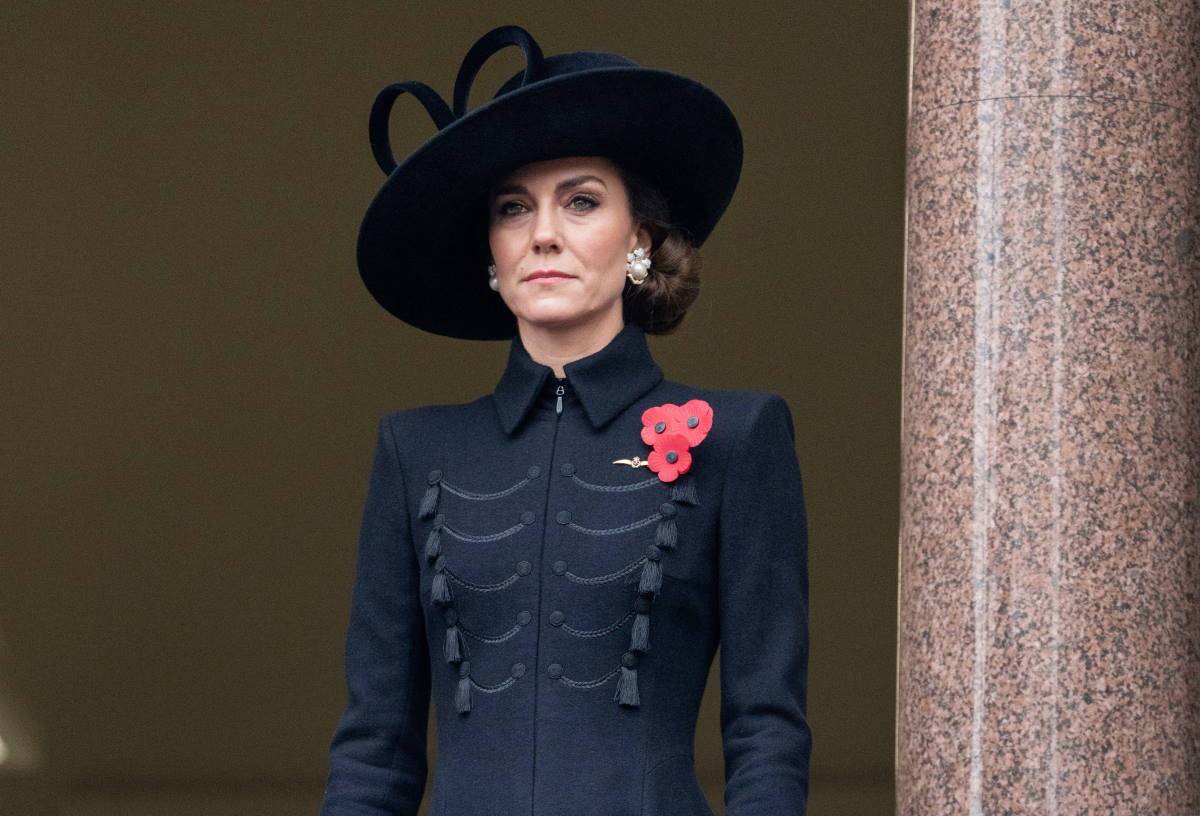 Księżna Kate w kolczykach przypominających broszkę Elżbiety II.  Biżuteria Elżbiety II stanowi częstą inspirację przy wyborze ozdób przez żonę księcia Williama. Tym razem Kate Middleton nosi kolczyki, ktore wyglądają jak dawna broszka. 