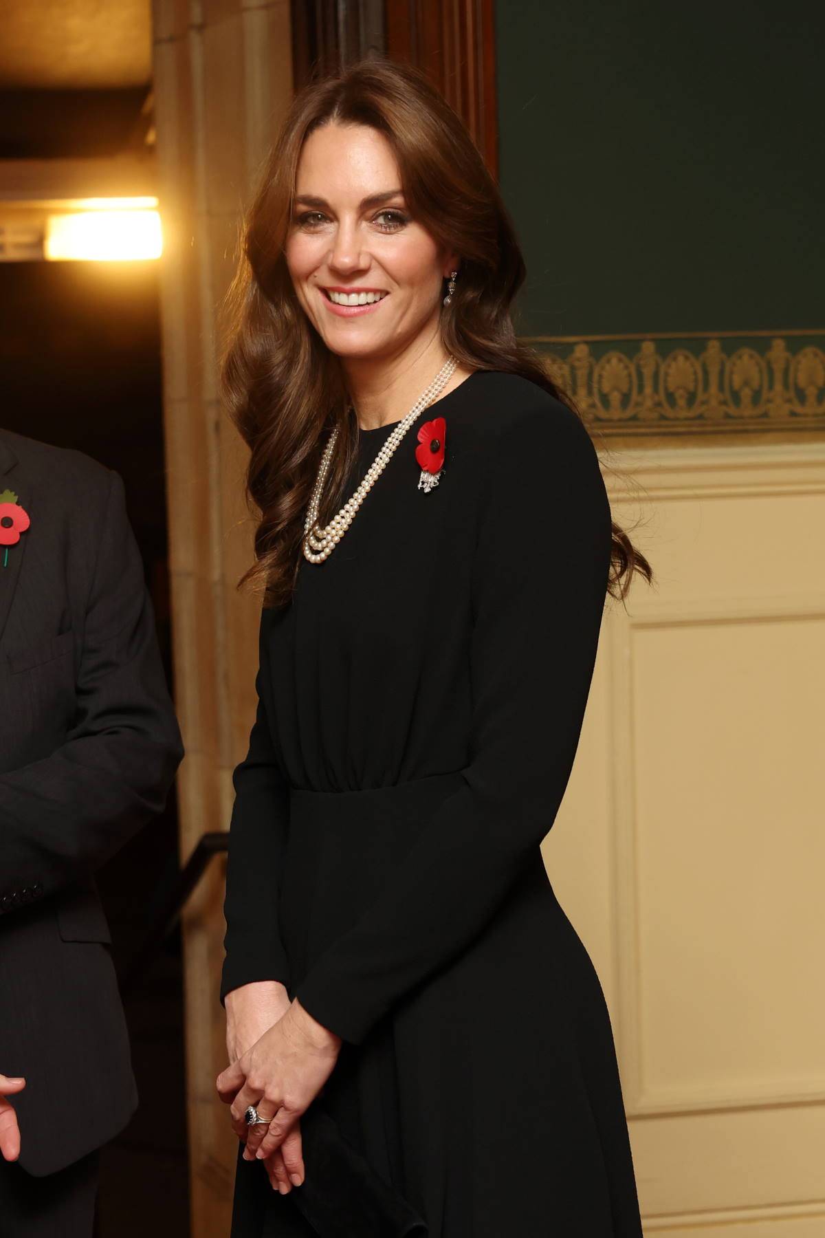 Księżna Kate w kolczykach przypominających broszkę Elżbiety II.  Biżuteria Elżbiety II stanowi częstą inspirację przy wyborze ozdób przez żonę księcia Williama. Tym razem Kate Middleton nosi kolczyki, ktore wyglądają jak dawna broszka. 