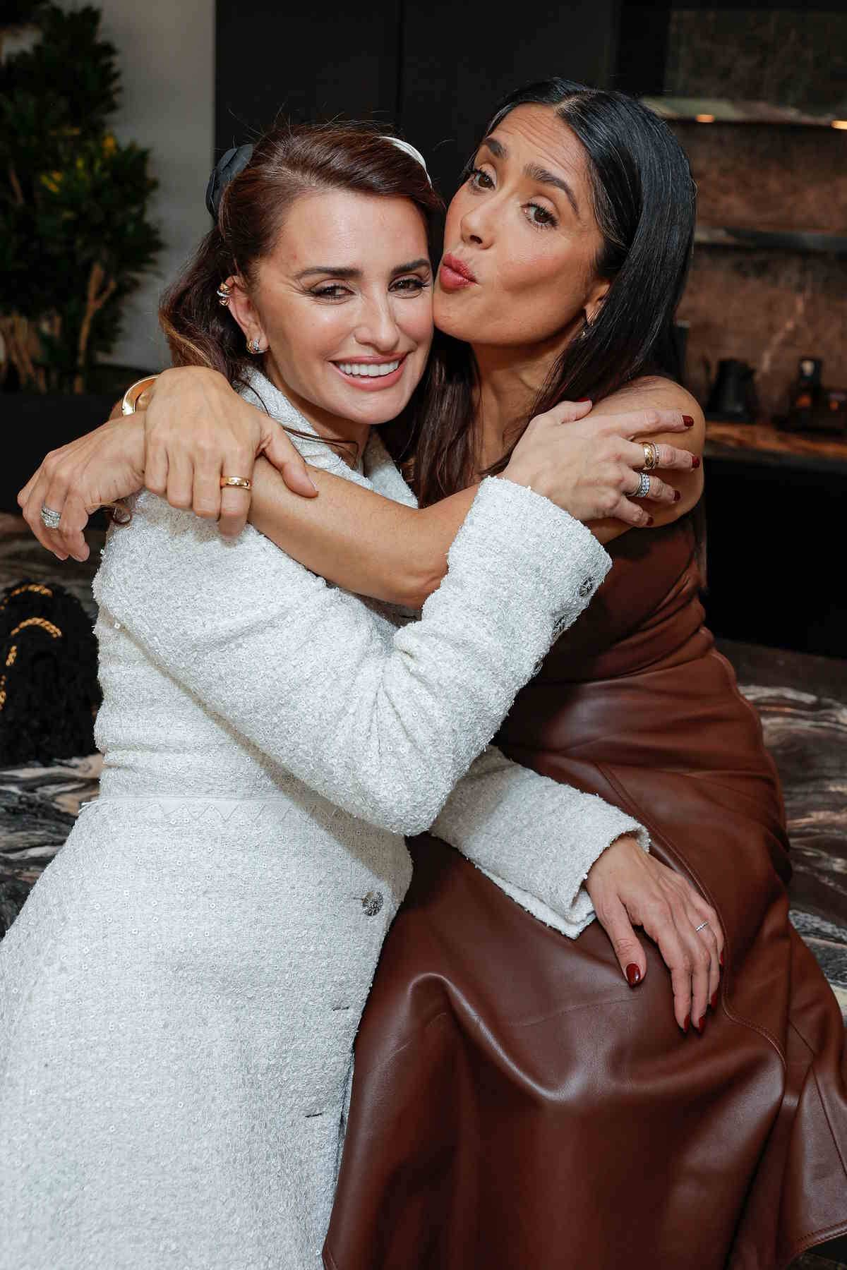 Penélope Cruz i Salma Hayek na przyjęciu w Beverly Hills pojawiły się w stylizacjach, zapowiadających mocne trendy na wiosnę 2024.