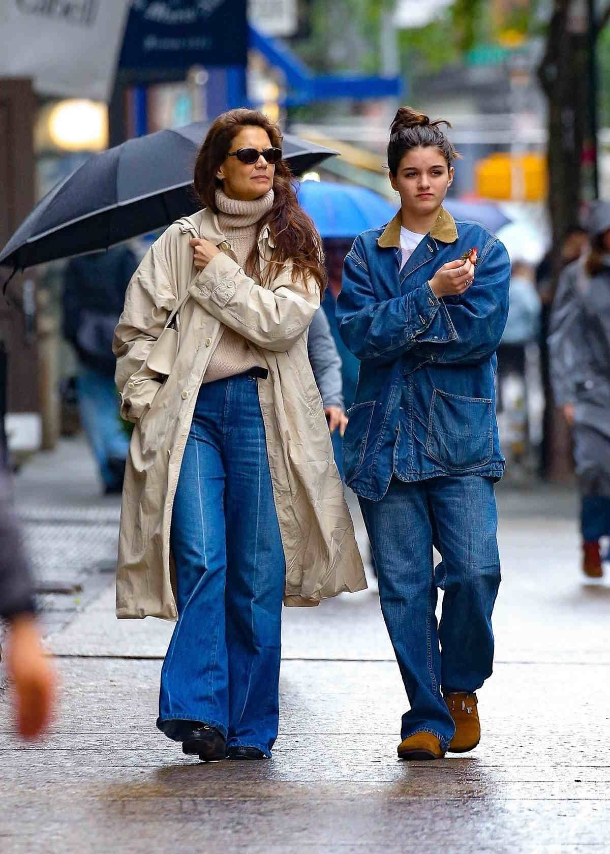 Stylowa Katie Holmes z córką Suri Cruise. Katie Holmes zestawiła szerokie jeansy z beżowym płaszczem, swetrem i mokasynami. Suri Cruise stylizauje szerokie jeansy z jeansową kurtką i birkenstockami boston.