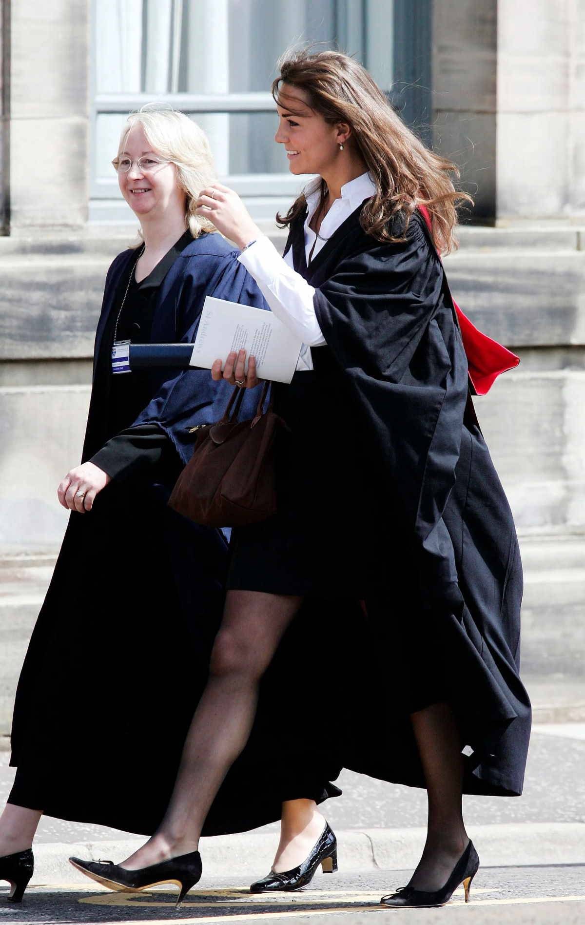 Księżna Kate nosi cienkie rajstopy do czółenek. Księżna Kate od lat 2000. nosi transparentne rajstopy i pokazuje, jak dobrać rajstopy w kolorze cielistym i czarne rajstopy do klasycznych czółenek.