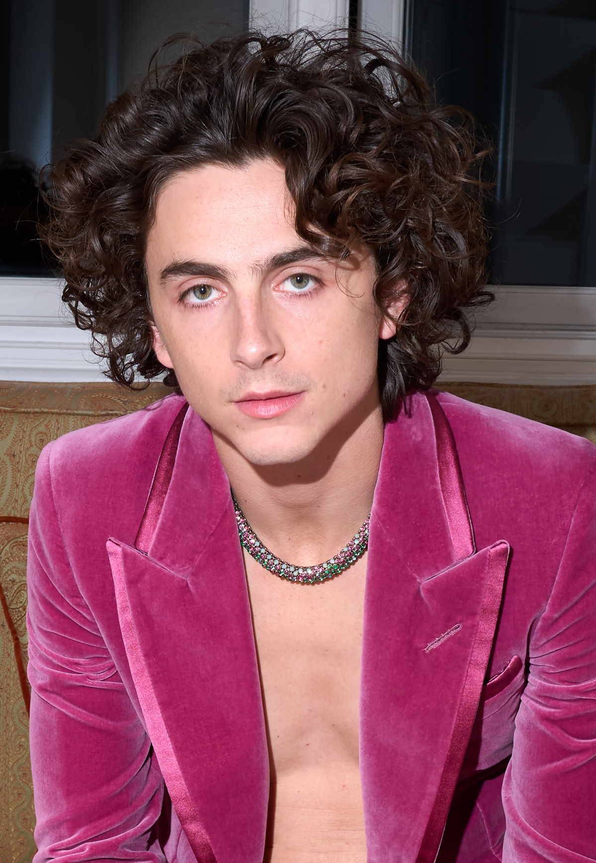 Aktor Timothée Chalamet, współpracując z jubilerską marką Cartier, stworzył naszyjnik inspirowany światem swojego bohatera Willy’ego Wonki. 