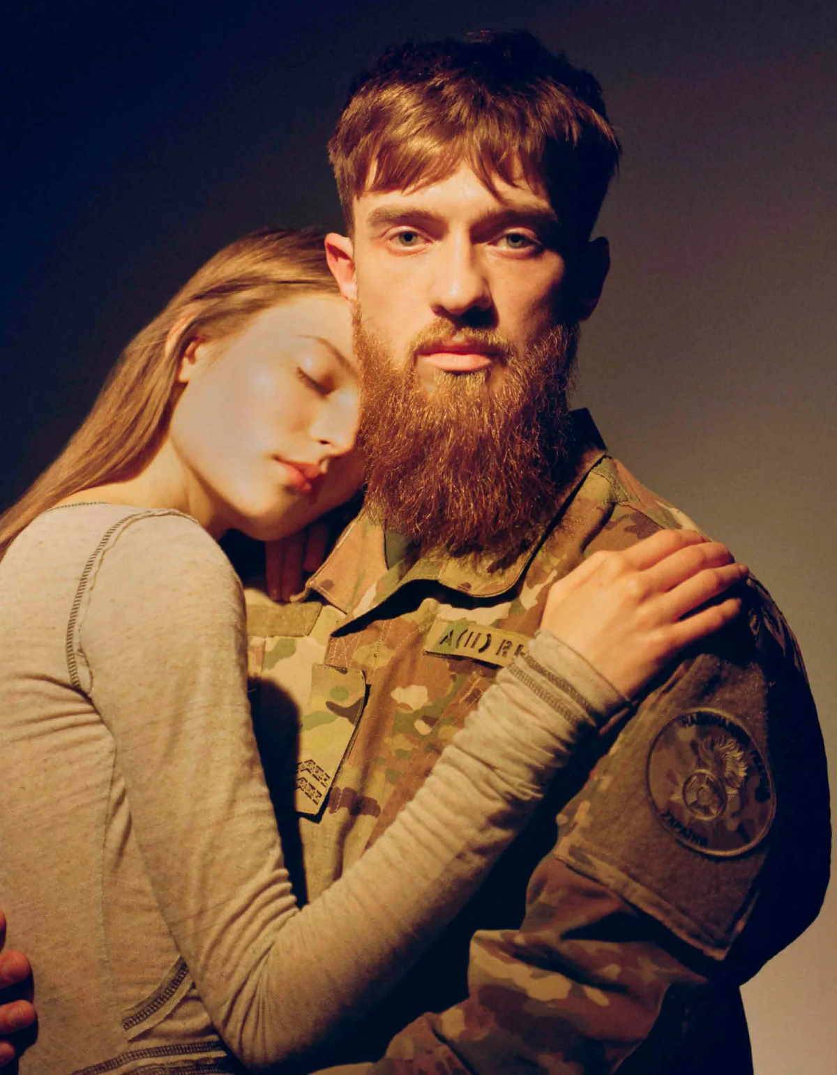 Zdjęcia Bretta Lloyda, które powstały po dwóch latach pełnoskalowej wojny, pokazują codzienne życie w Ukrainie oraz siłę Ukraińców. Modelka Darya Makarova i jej chłopak, oficer wojskowy o pseudonimie Grizzly.