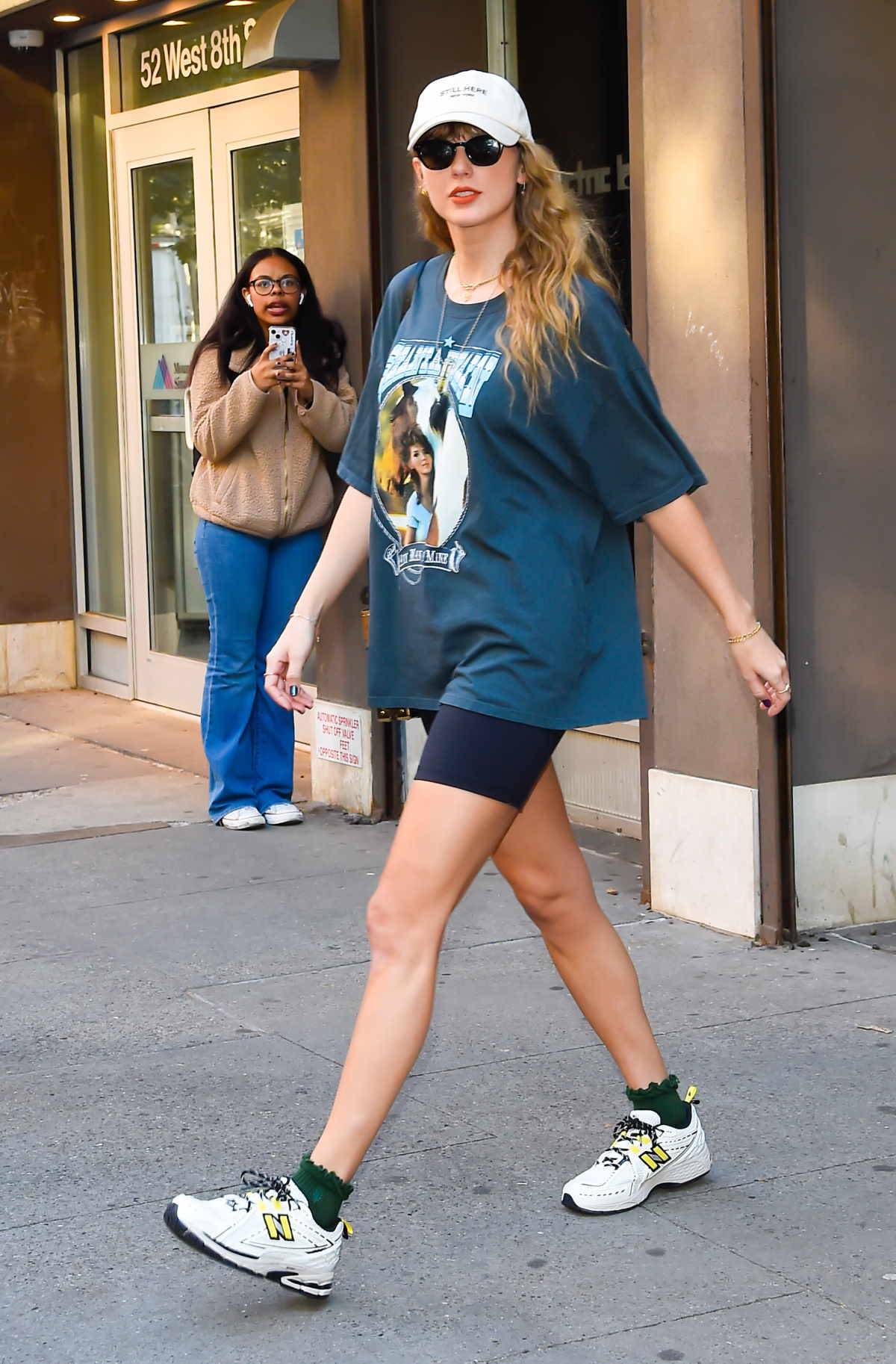 Taylor Swift w sneakersach New Balance 1906.