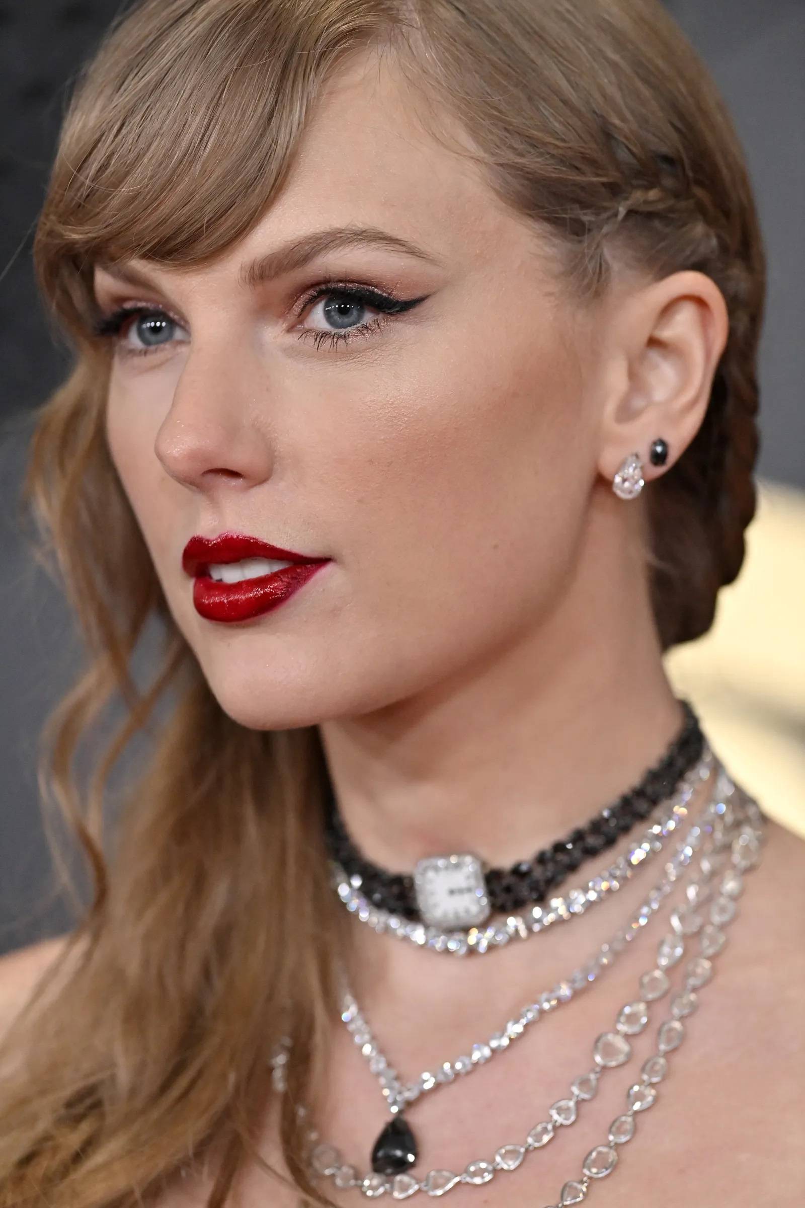 Taylor Swift z naszyjnikiem z zegarkiem na rozdaniu nagród Grammy 2024 (Fot. Axelle/Bauer-Griffin / Getty Images)