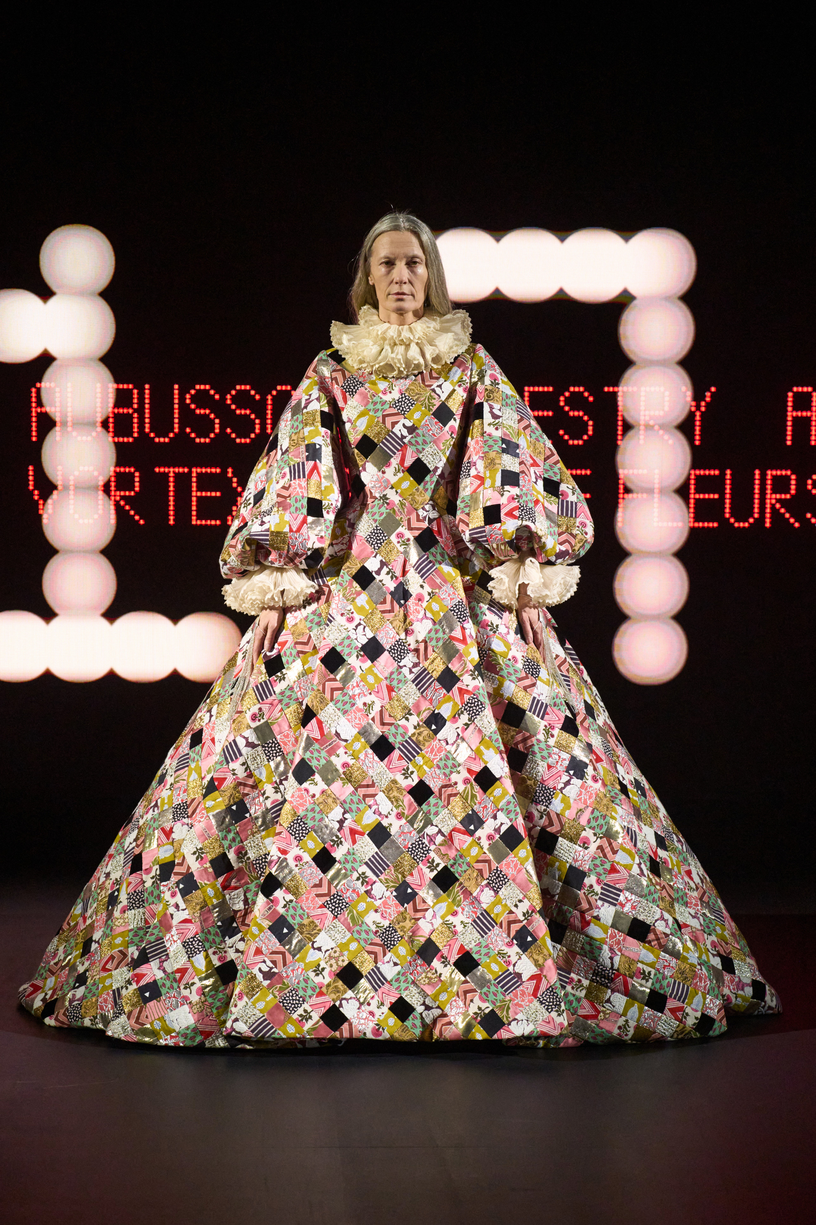 Suknie z kokardami z pokazu Valentino podbiją wszystkie czerwony dywany. Kolekcja couture na wiosnę 2025 to majstersztyk (Fot. Spotlight. Launchmetrics)