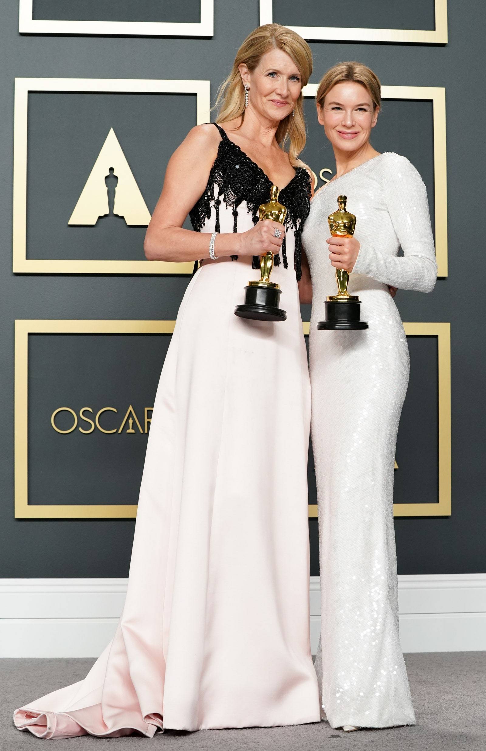 W 2020 roku Laura Dern (za „Historię małżeńską”) i Renée Zellweger (za „Judy”) zdobyły Oscary. Obydwie miały na sobie projekty Armani Privé (fot. Getty Images)