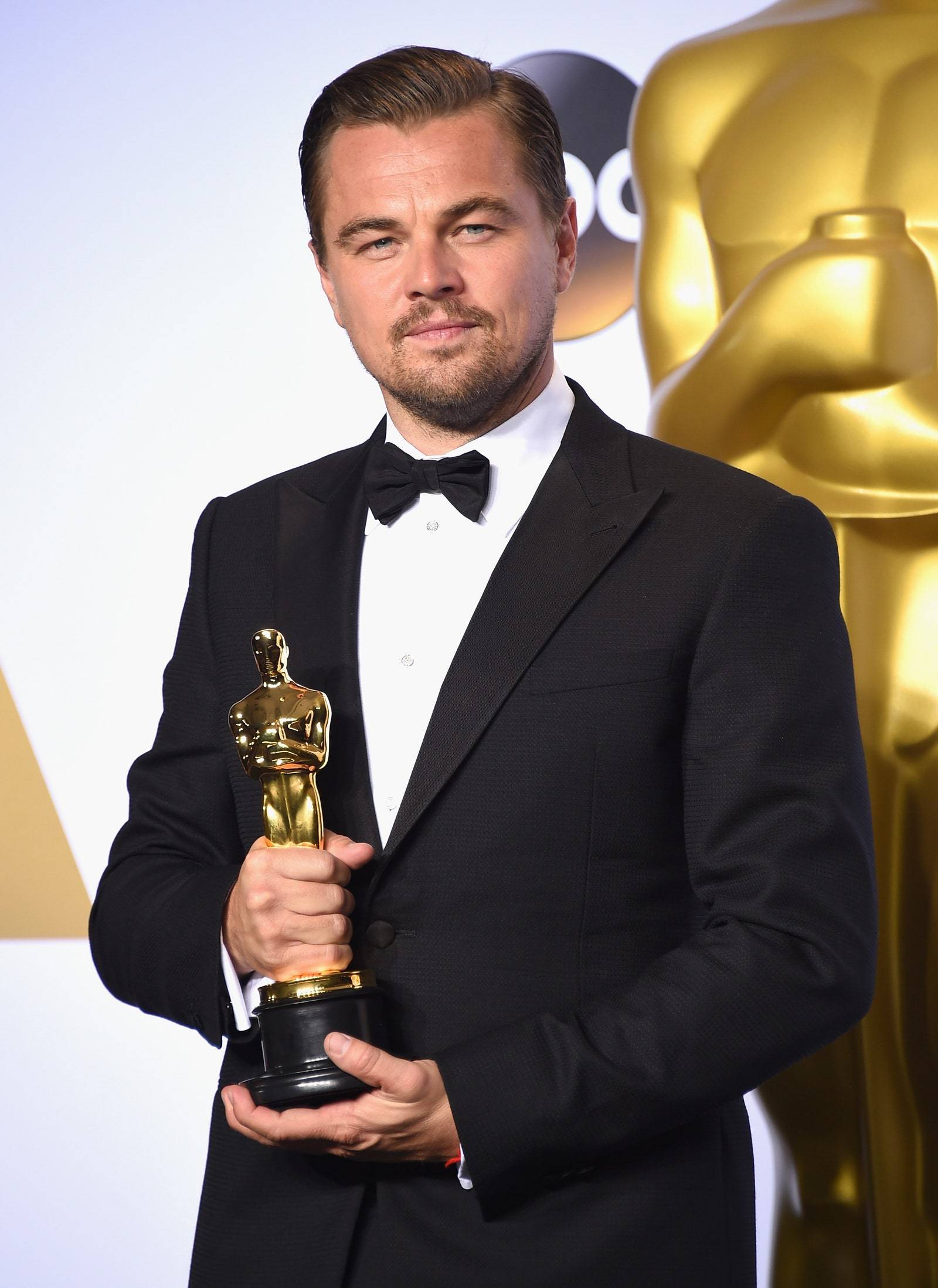 Leonardo DiCaprio zdobył pierwszego Oscara w 2016 roku za „Zemstę”. Na ceremonię założył marynarkę od Giorgia Armaniego (fot. Getty Images)