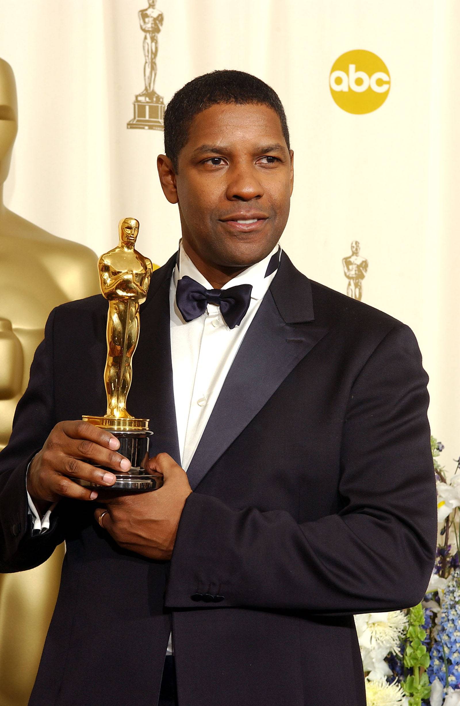 Denzel Washington w Giorgio Armani z Oscarem dla najlepszego aktora pierwszoplanowego za „Dzień próby” w 2002 roku (fot. Getty Images)