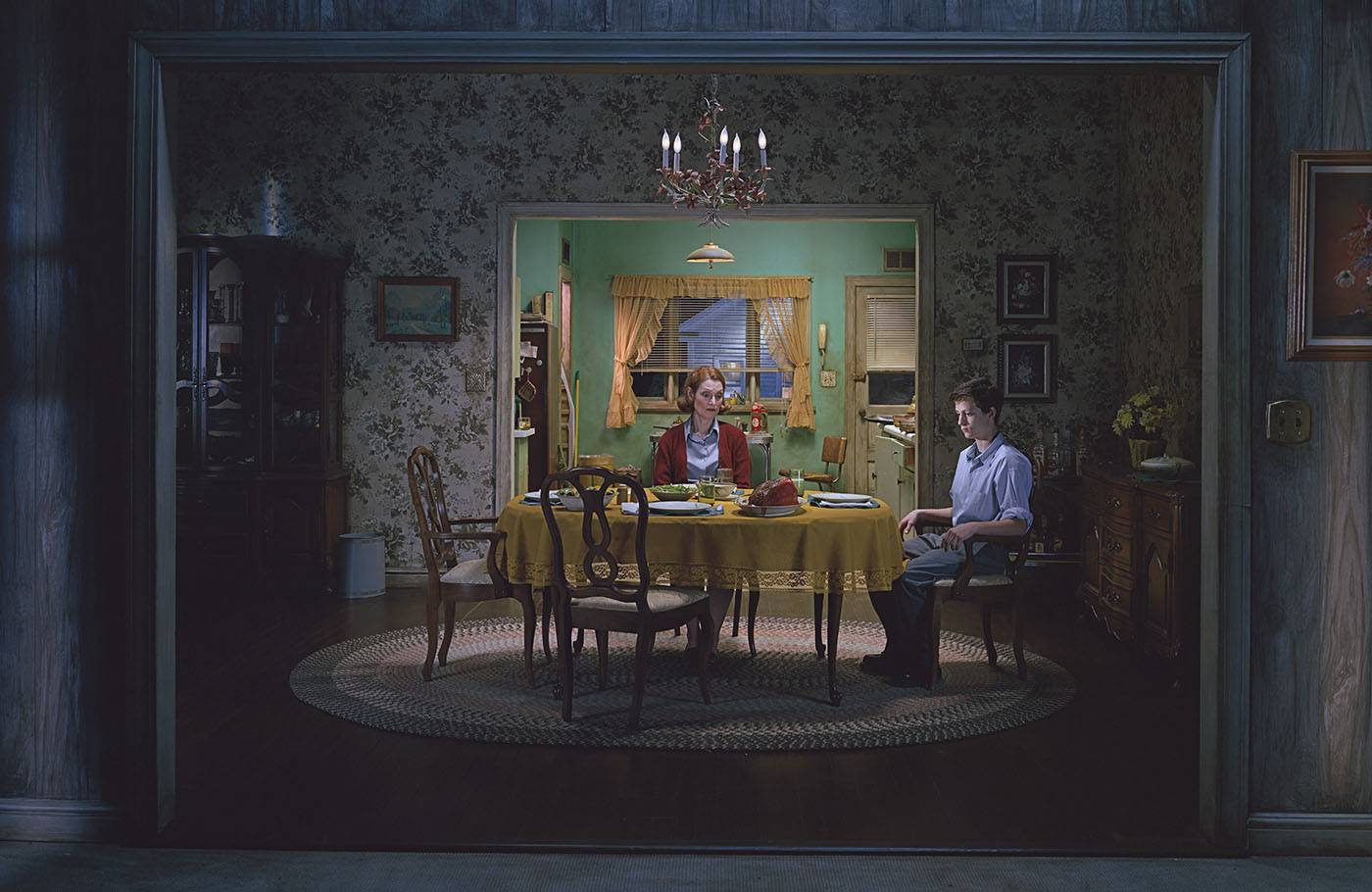 Gregory Crewdson, Untitled (Sunday Roast) From the series: Beneath the Roses, 2003-2008 (ALBERTINA, Wien. Permanent loan - Kerry Propper, Art Invest II LLC © Gregory Crewdson)