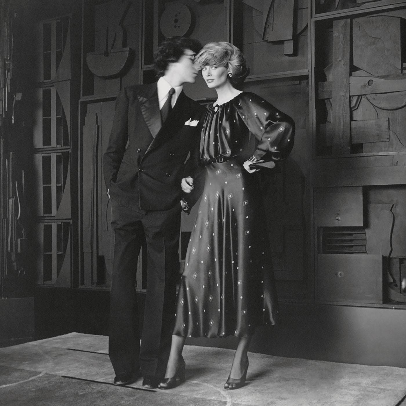 Francesco Scavullo, „Charly Stember standing with Yves Saint Laurent in front of Louise Nevelson sculpture”, Vogue, 1974 (© Condé Nast)
