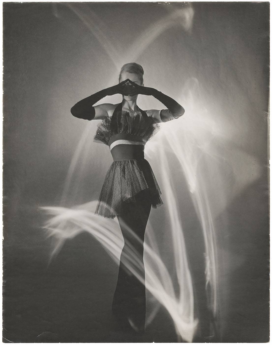 Horst P. Horst, „Lisa Fonssagrives-Penn wearing a wool suit, jacket lined with muskrat by Charles James, feathered hat by Mr. John”, Vogue, February 15, 1950 (Loan from the Archive of Tom Penn © Condé Nast)