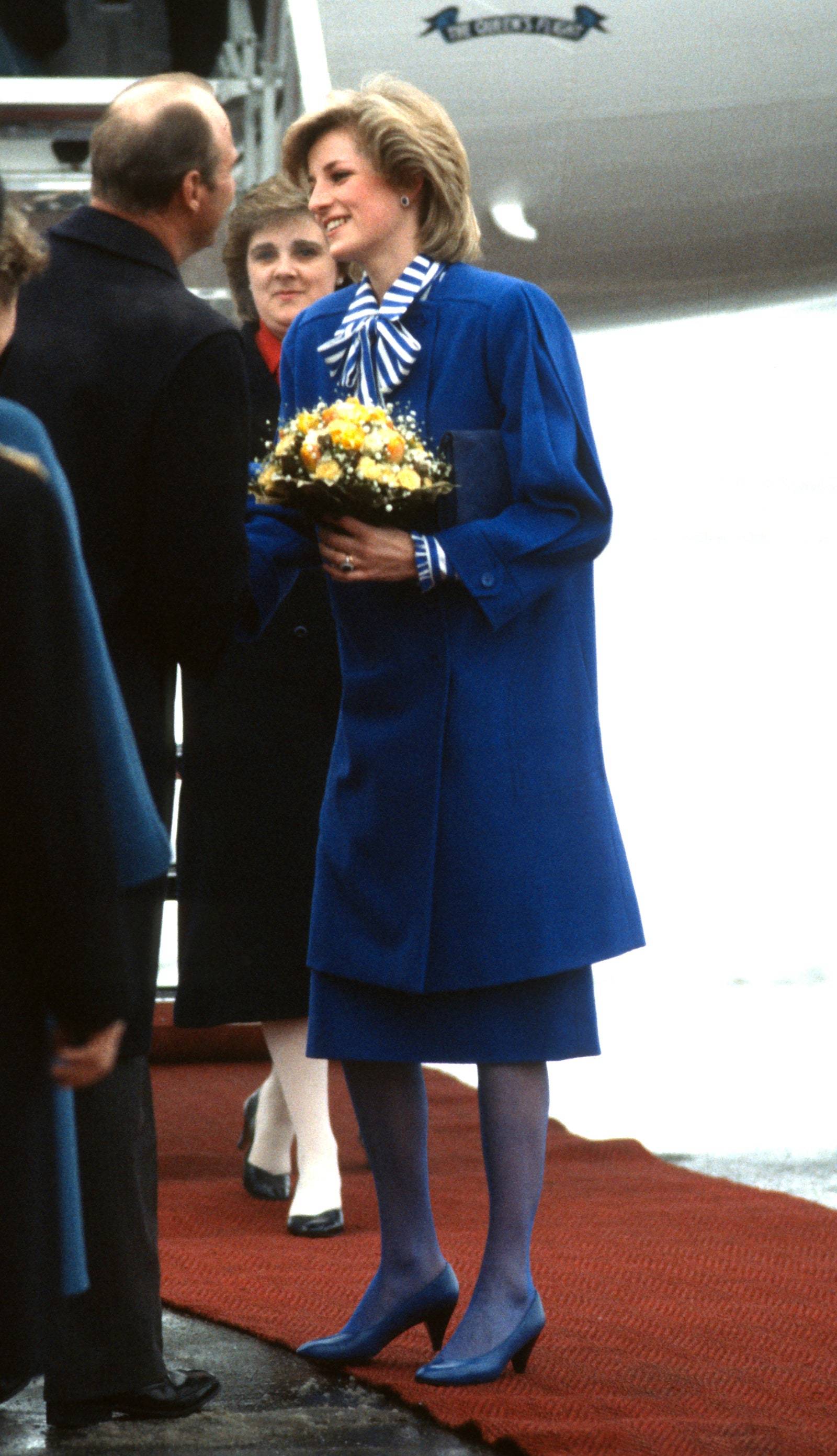 Księżna Diana zaprezentowała się w 1984 r. w kobaltowym total looku składającym się z kostiumu, rajstop i czółenek. (Fot. Getty Images)