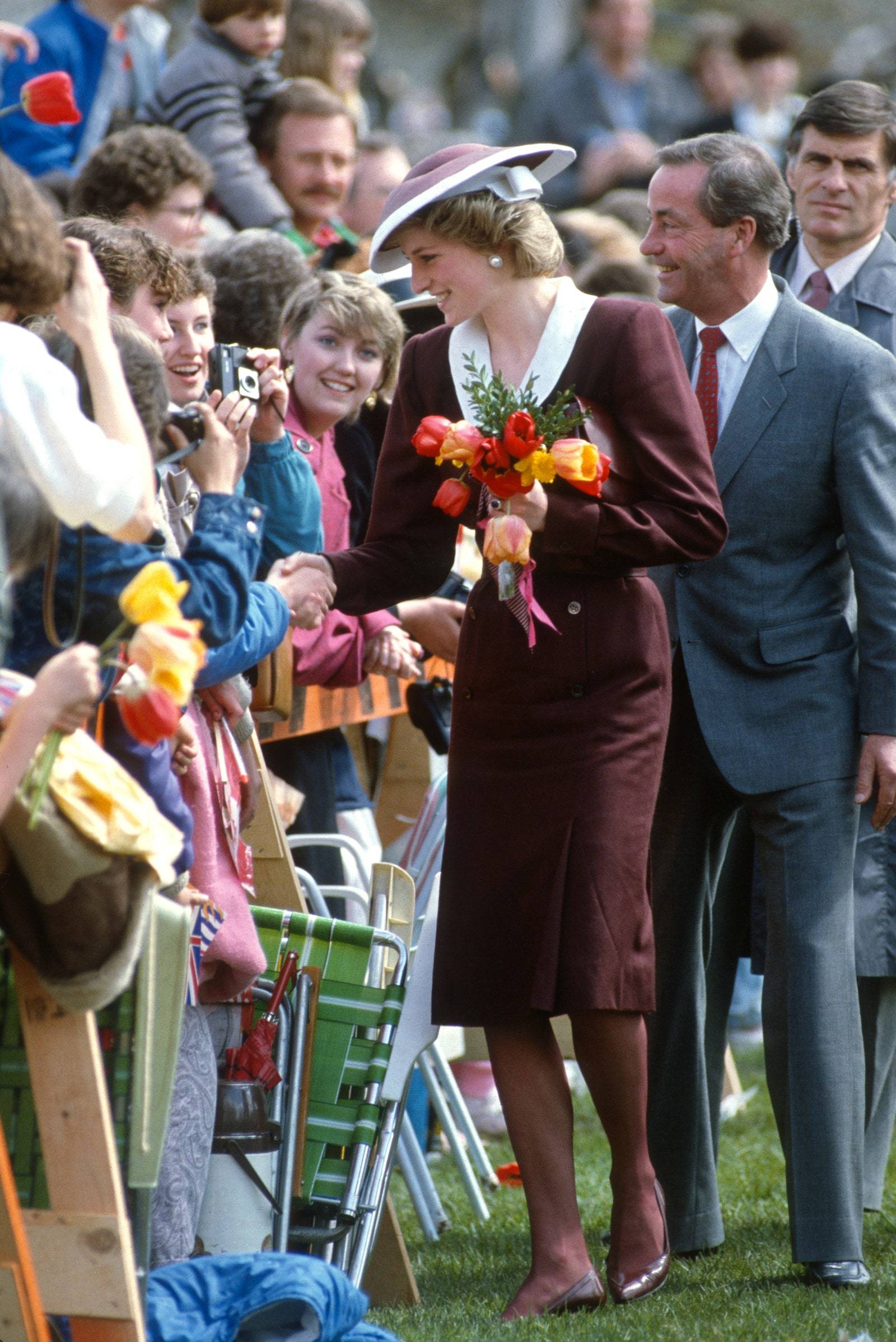 W 1986 r. księżna Diana założyła dopasowaną sukienkę midi, rajstopy i lakierowane czółenka z ostrym noskiem. Jednolity ciemnoczerwony kolor sprawił, że stylizacja prezentowała się wyjątkowo harmonijnie. (Fot. Getty Images)