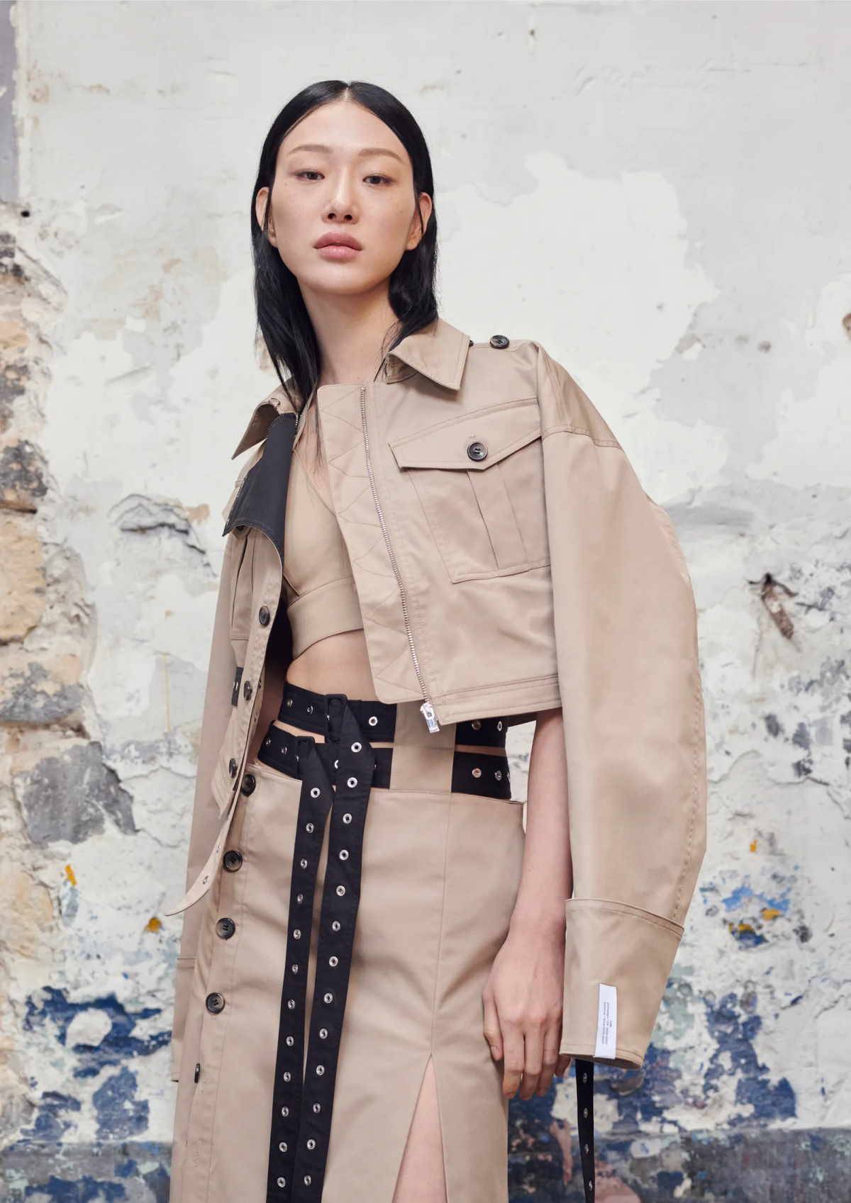 Wspólna kolekcja koreańskiej marki Rokh i H&M. Kolekcja H&M x Rokh przypomina wywrotowy styl projektów Roka Hwanga. A jednocześnie to ubrania idealne do codziennego noszenia.
