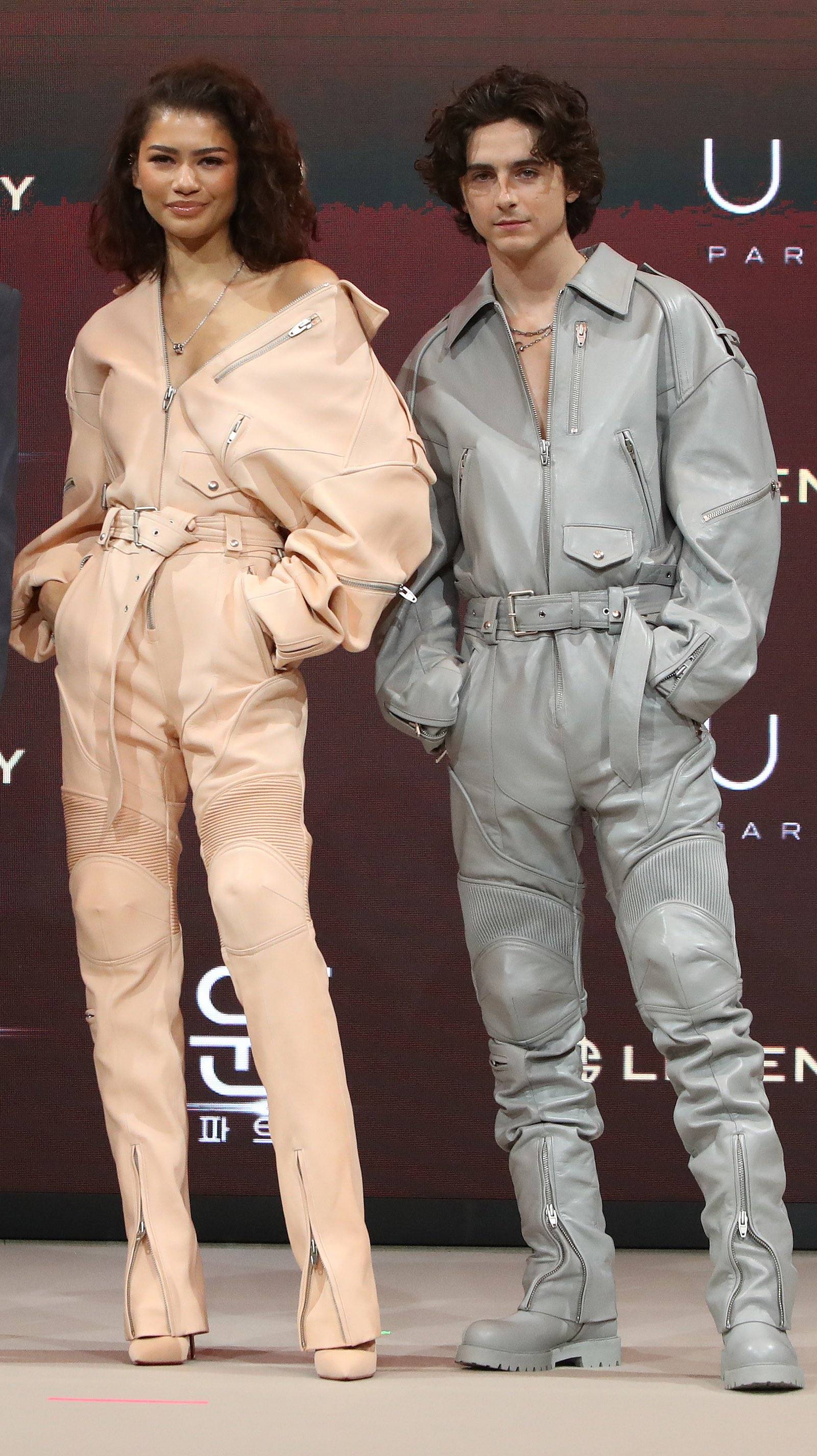 Zendaya i Timothée Chalamet w niemal identycznych stylizacjach promują „Diunę 2” (Fot. Getty Images / Chung Sung-Jun)
